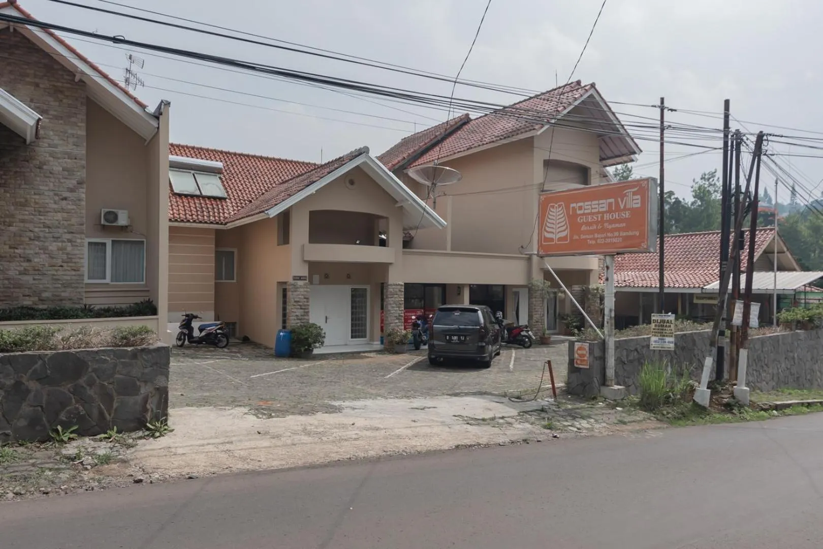 Property building in Rossan Villa Hotel near Lembang Park & Zoo RedPartner