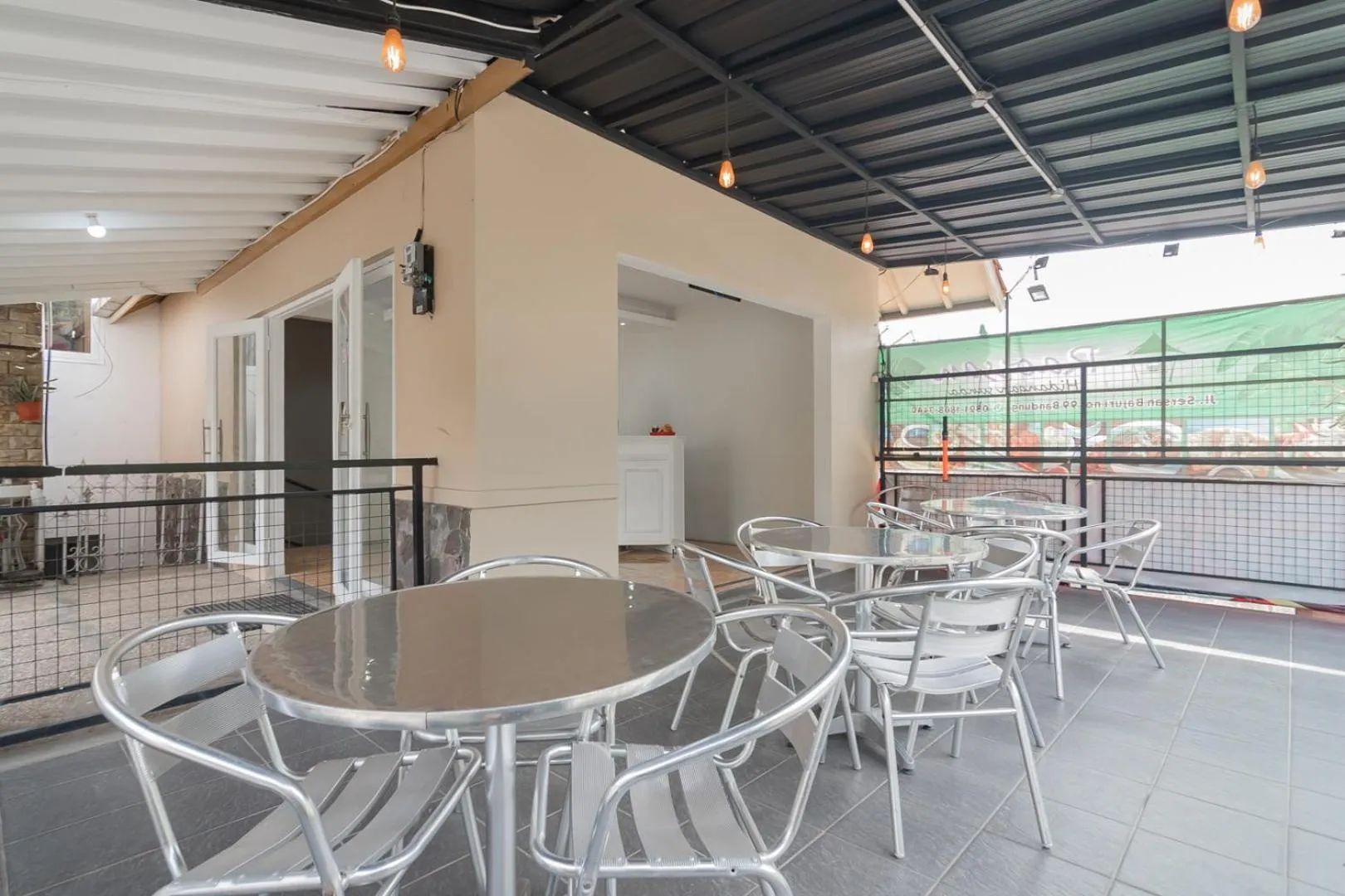 Restaurant/places to eat in Rossan Villa Hotel near Lembang Park & Zoo RedPartner