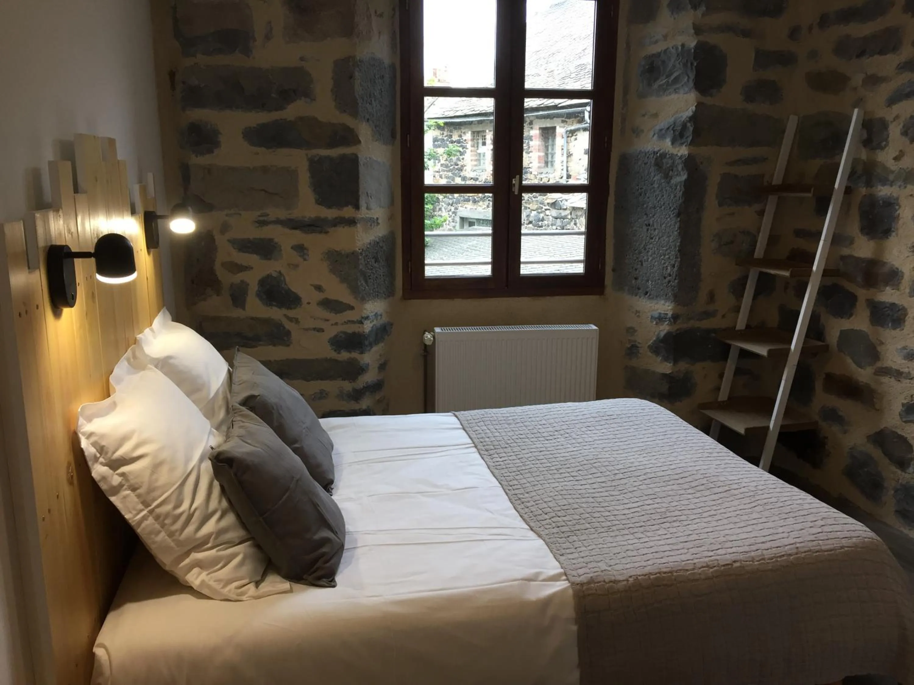 Bed in Hôtel Restaurant Le Bardière