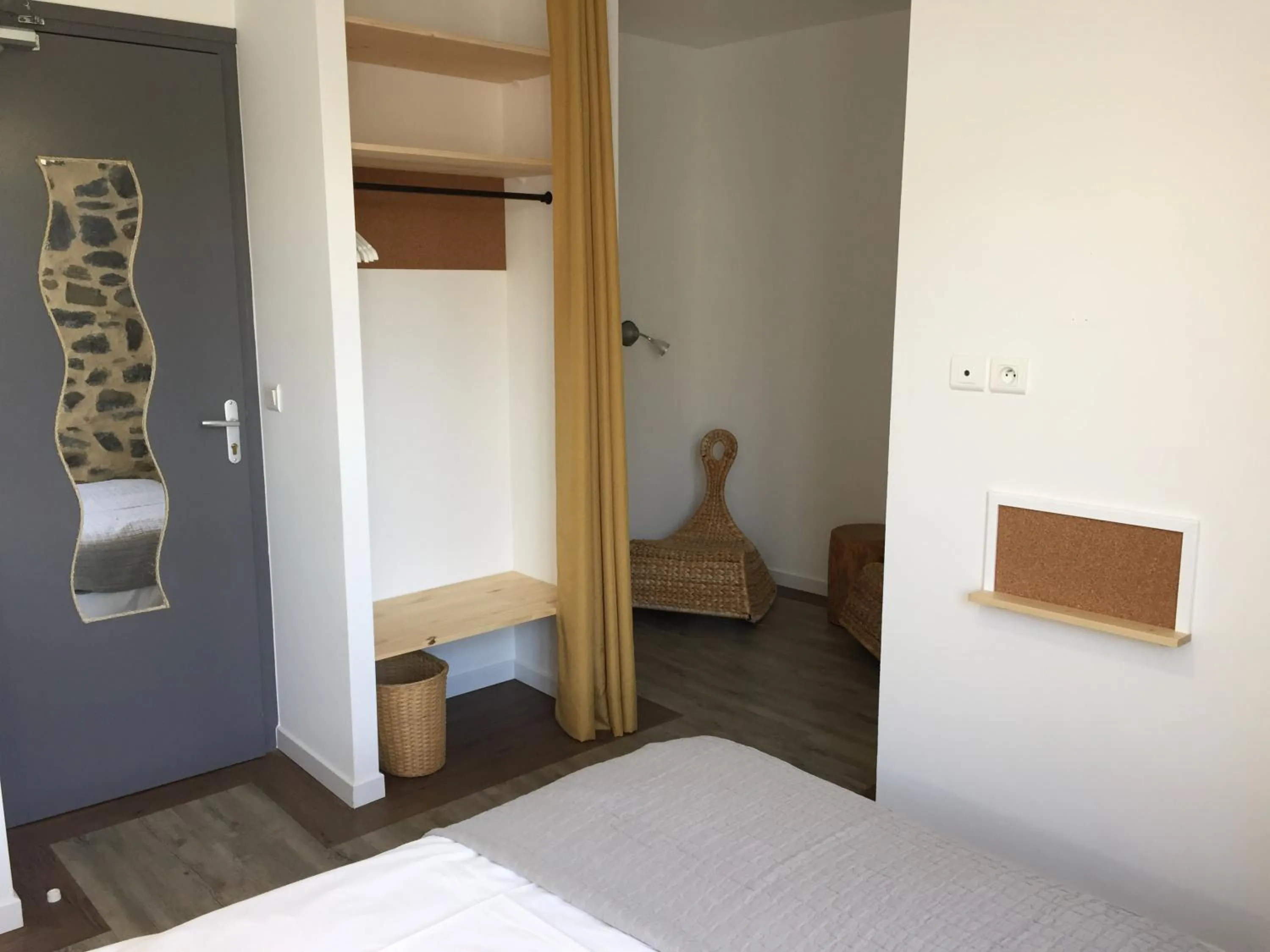 Bed in Hôtel Restaurant Le Bardière