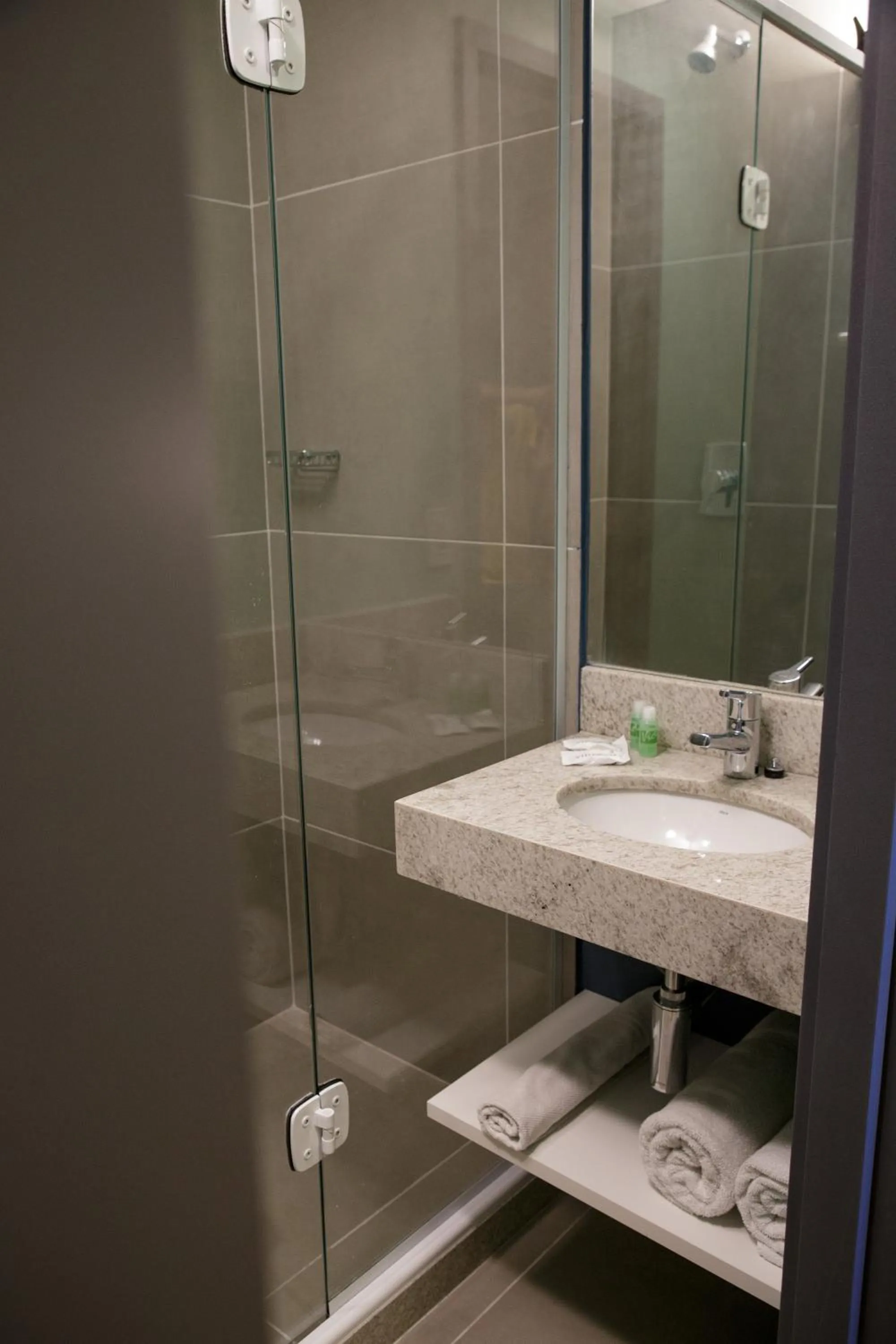 Bathroom in ibis budget Maceió Pajuçara