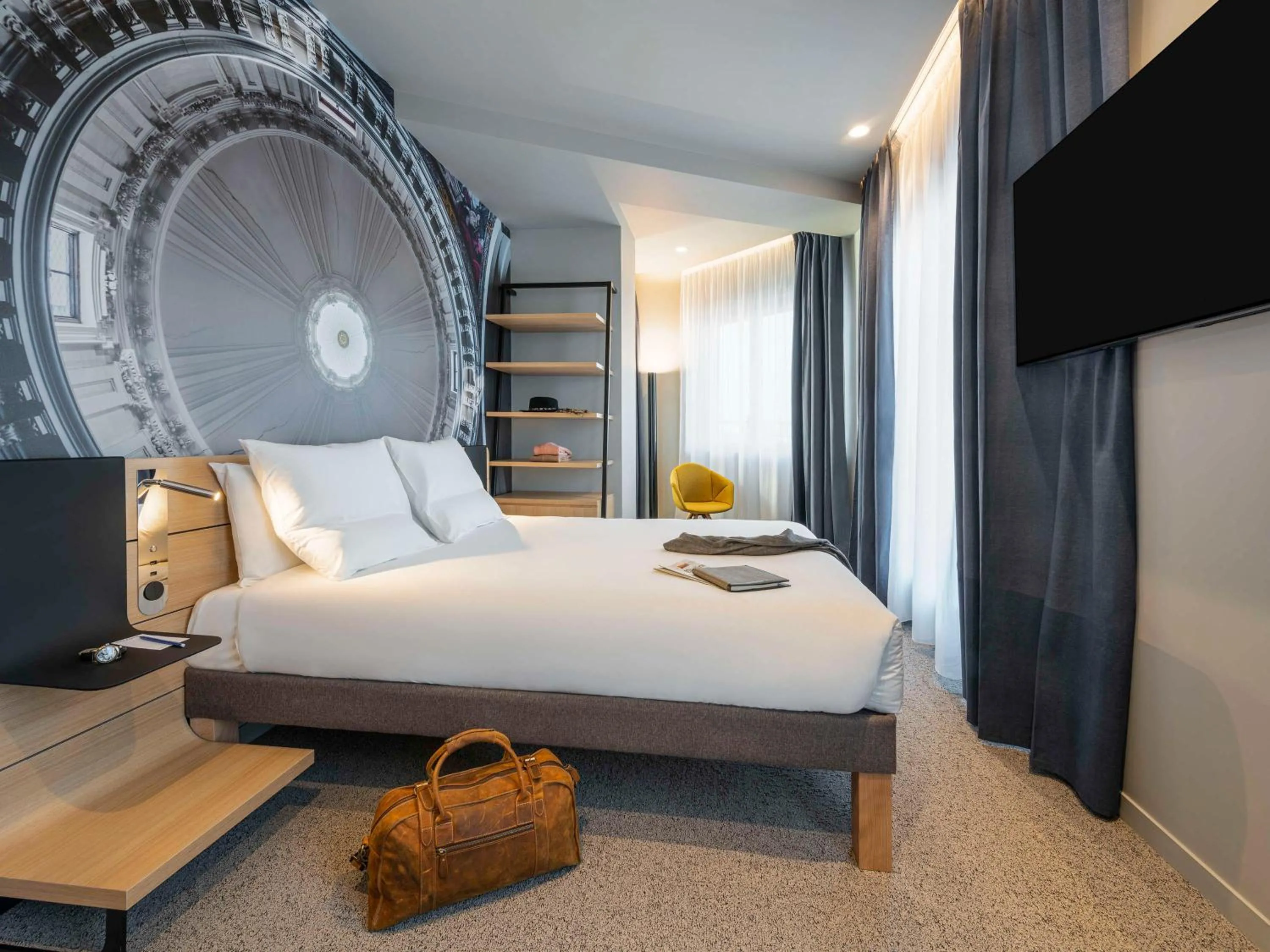 Photo of the whole room, Bed in Novotel Paris 20 Belleville