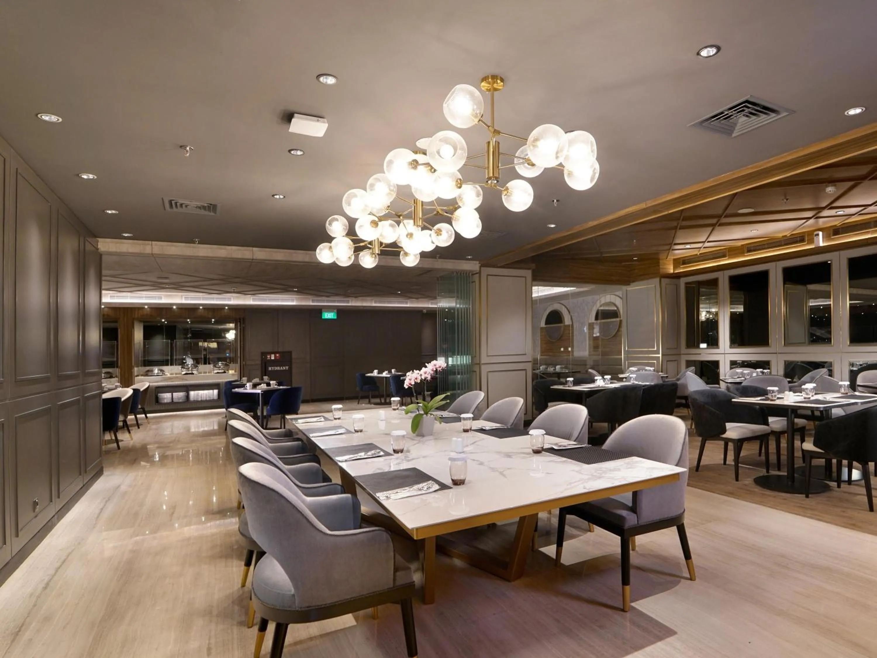 Restaurant/places to eat in Mercure Surabaya Manyar