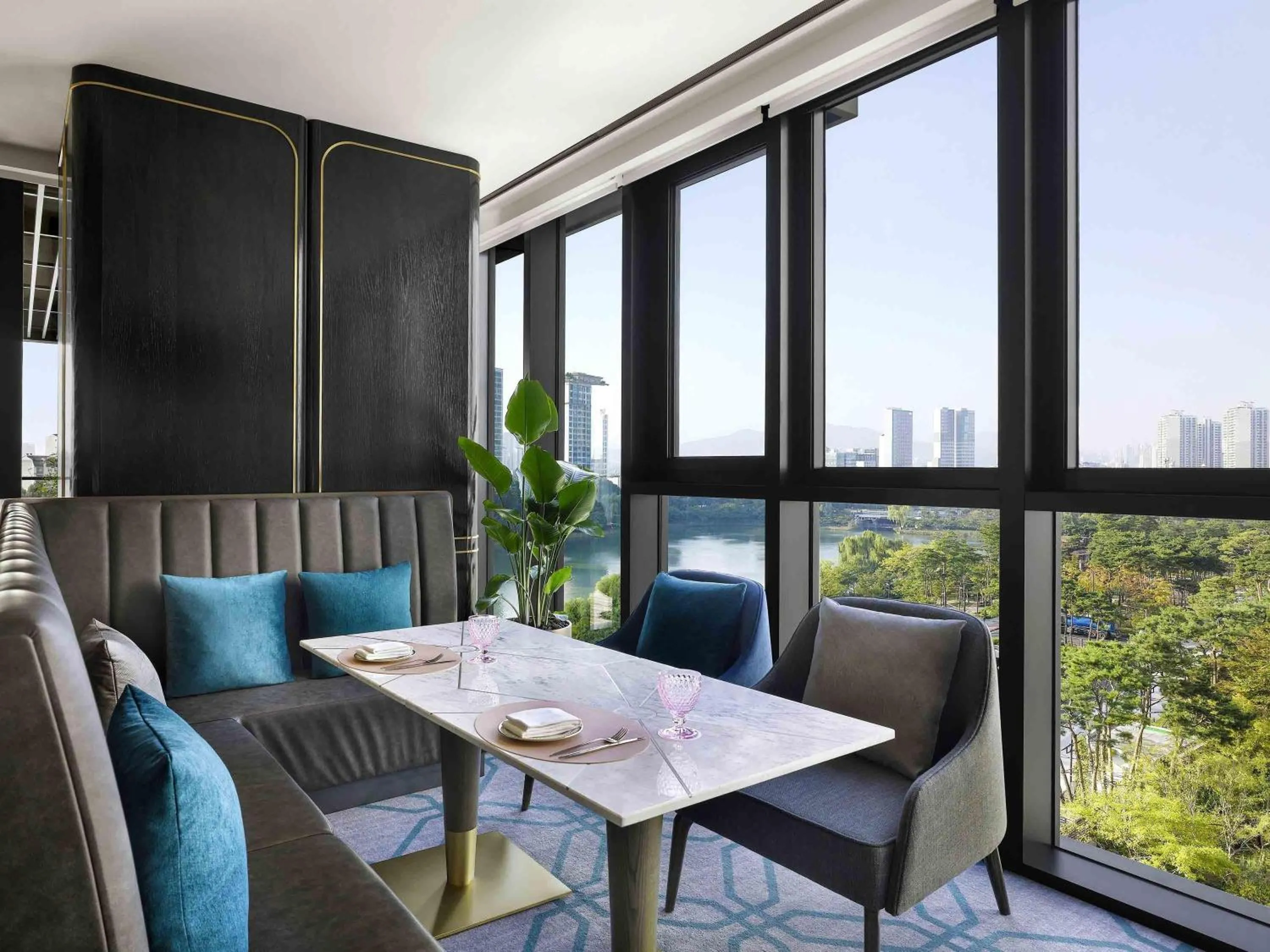 Lounge or bar in Sofitel Ambassador Seoul Hotel & Serviced Residences