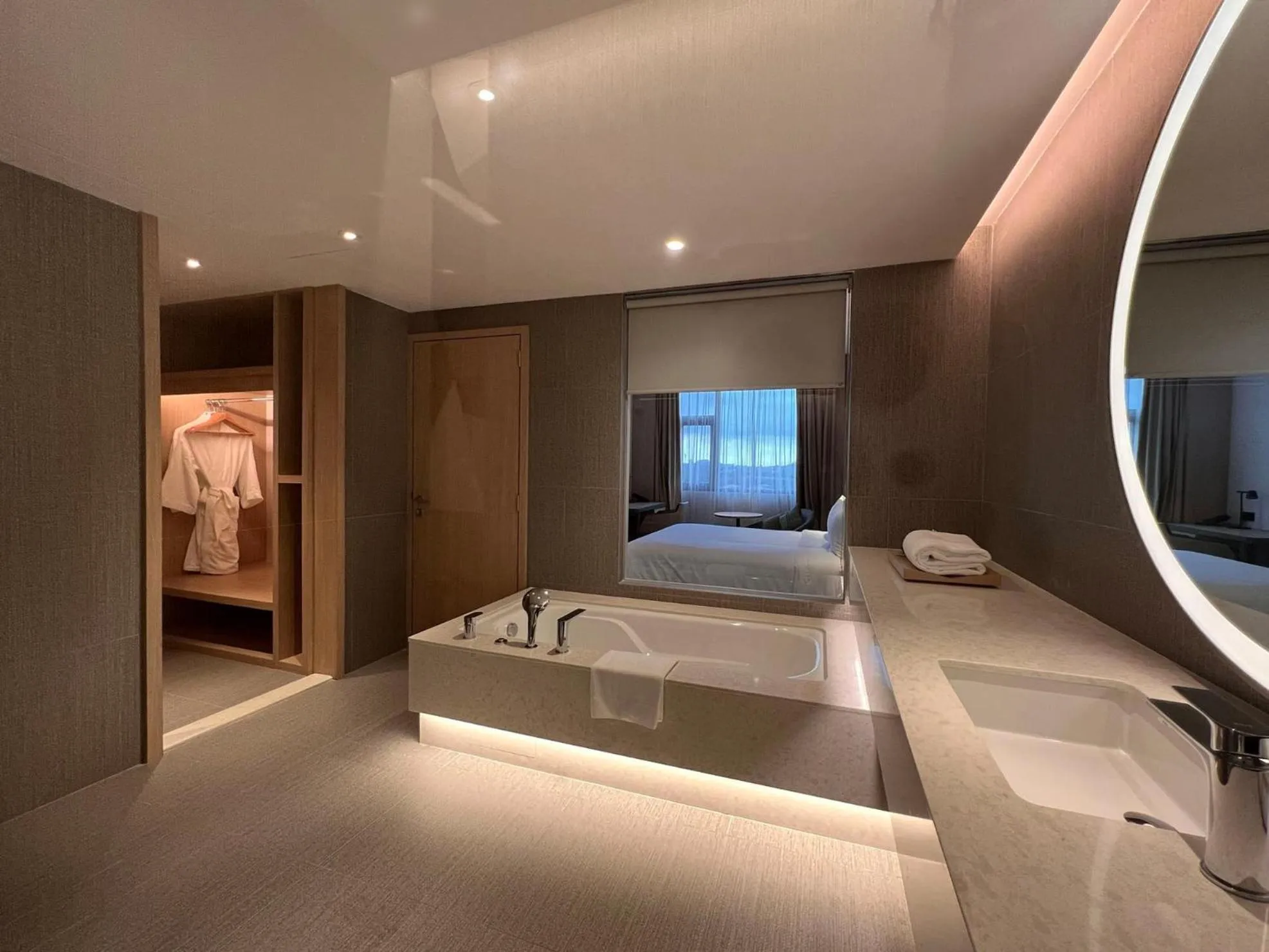 Bathroom, Bed in Mercure Kuala Lumpur Glenmarie
