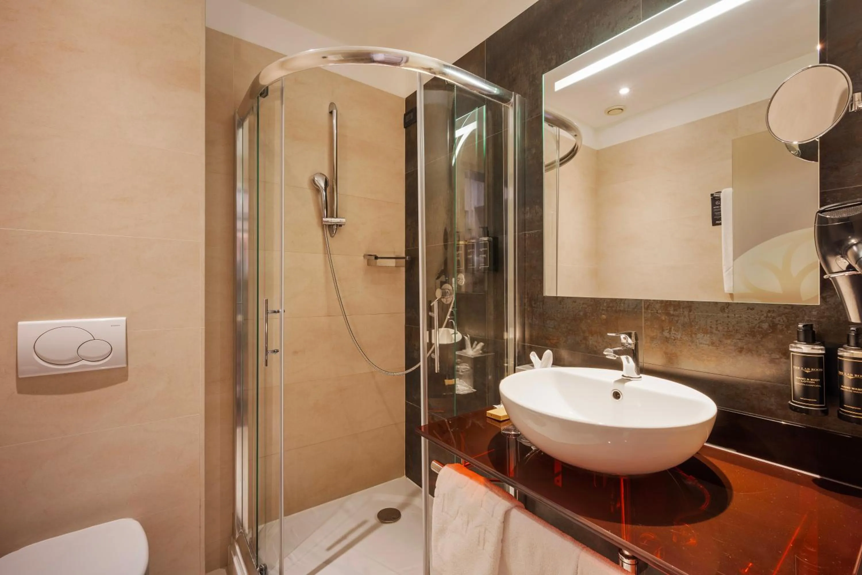 Shower in Ikonik Parlament