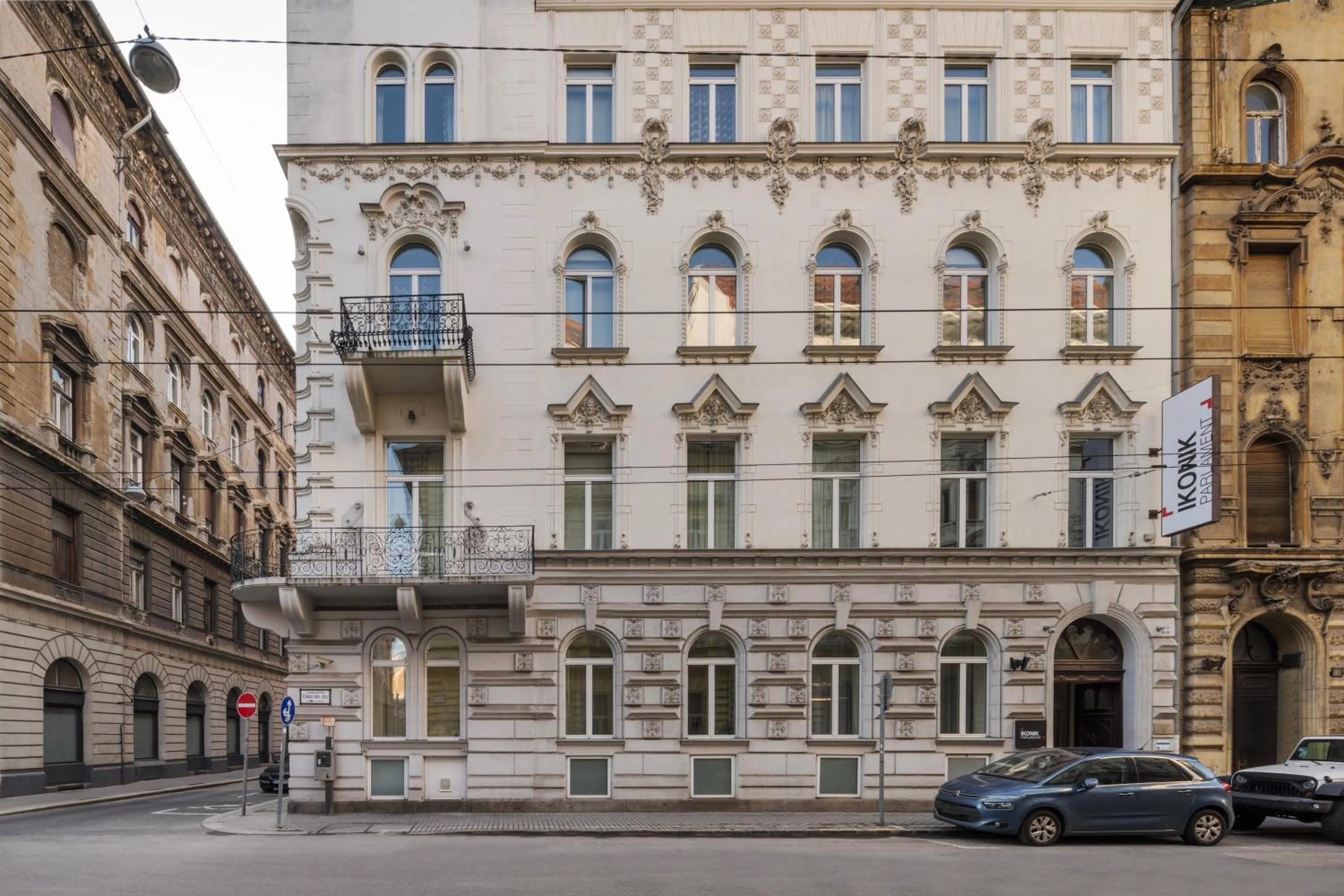 Property building in Ikonik Parlament