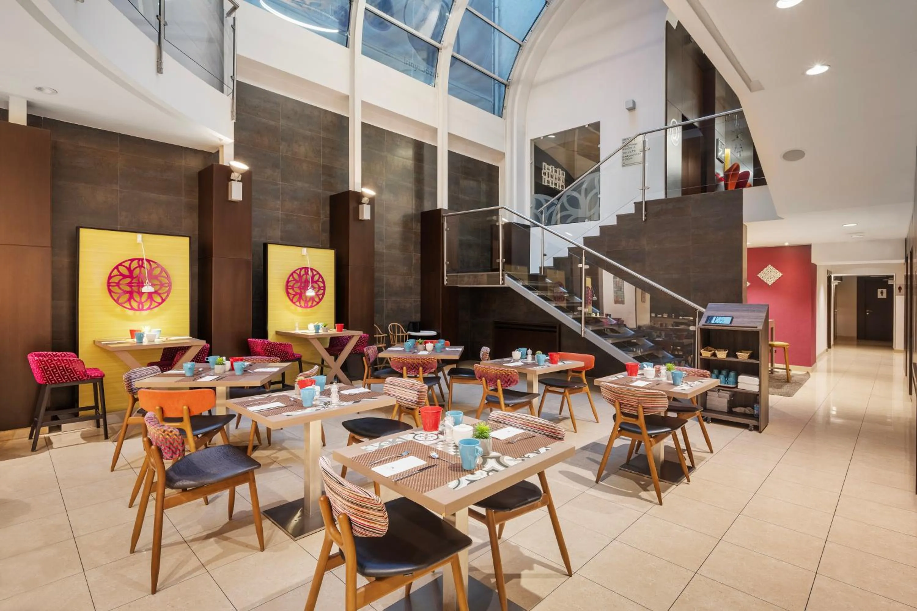 Restaurant/places to eat in Ikonik Parlament