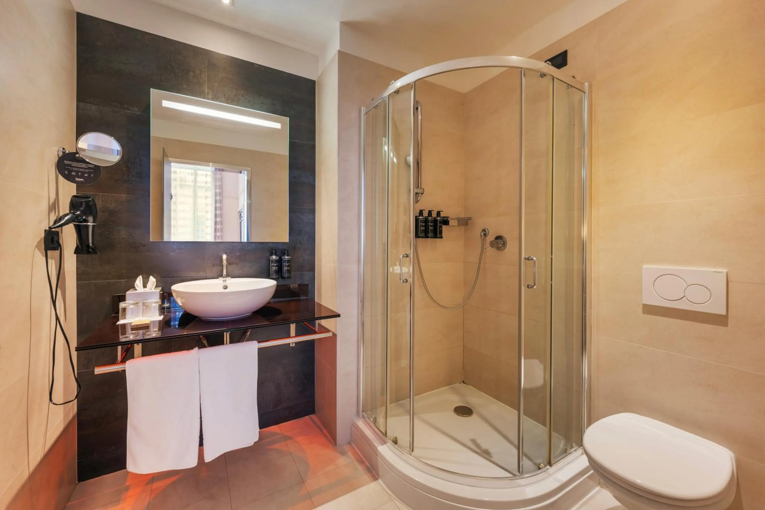 Shower in Ikonik Parlament