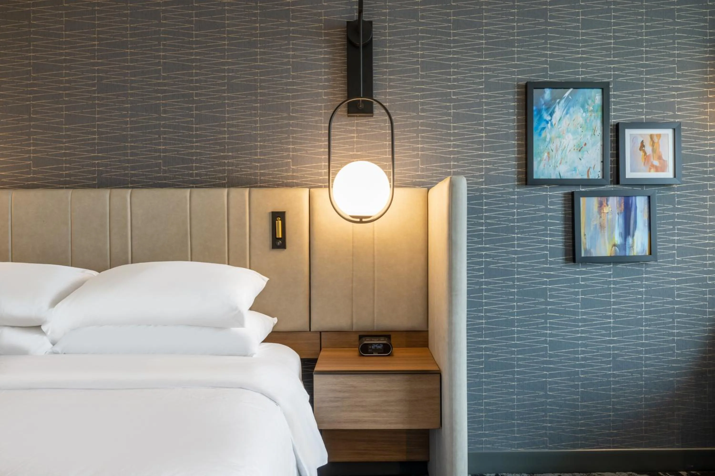 Bed in Crowne Plaza - Kearney by IHG