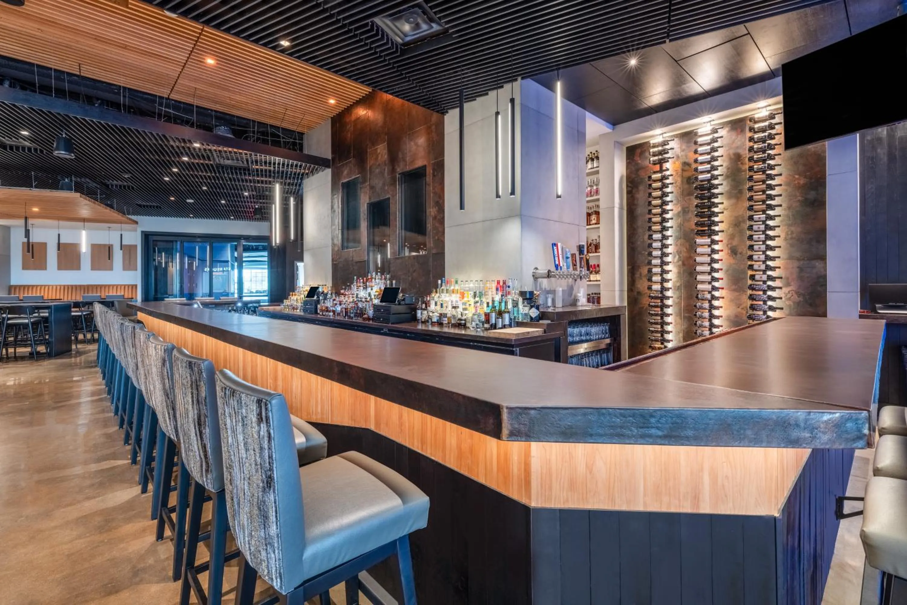 Lounge or bar in Crowne Plaza - Kearney by IHG