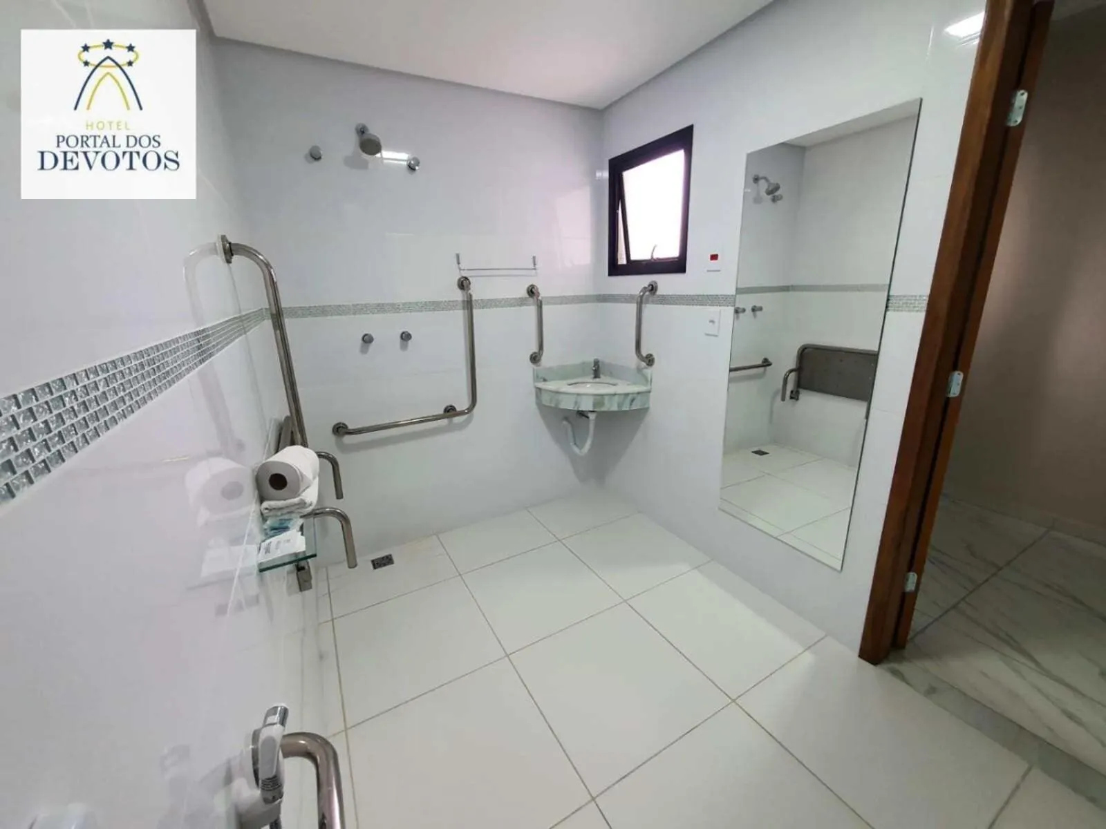 Shower in Hotel Portal dos Devotos