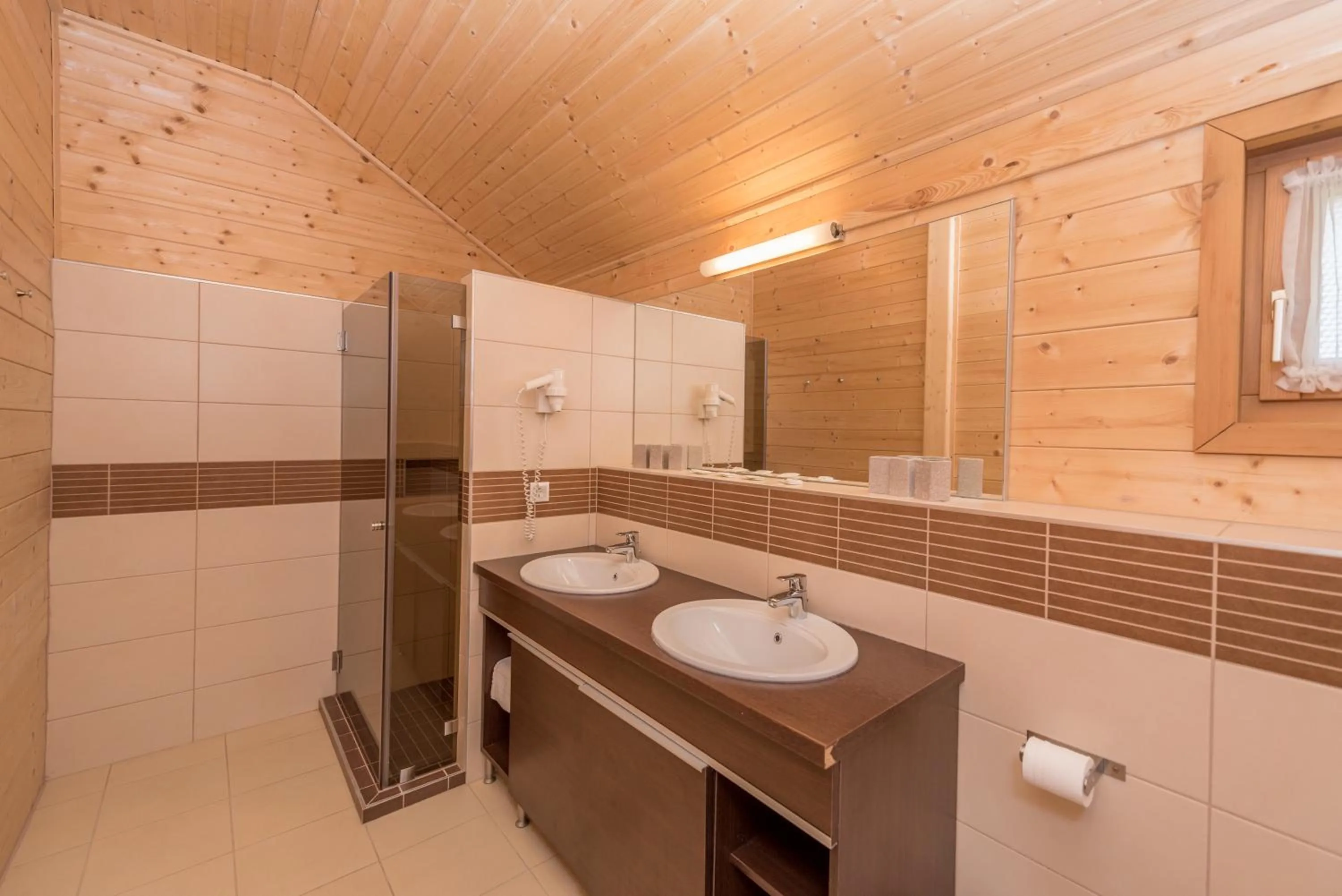 Shower in Petneházy Aparthotel