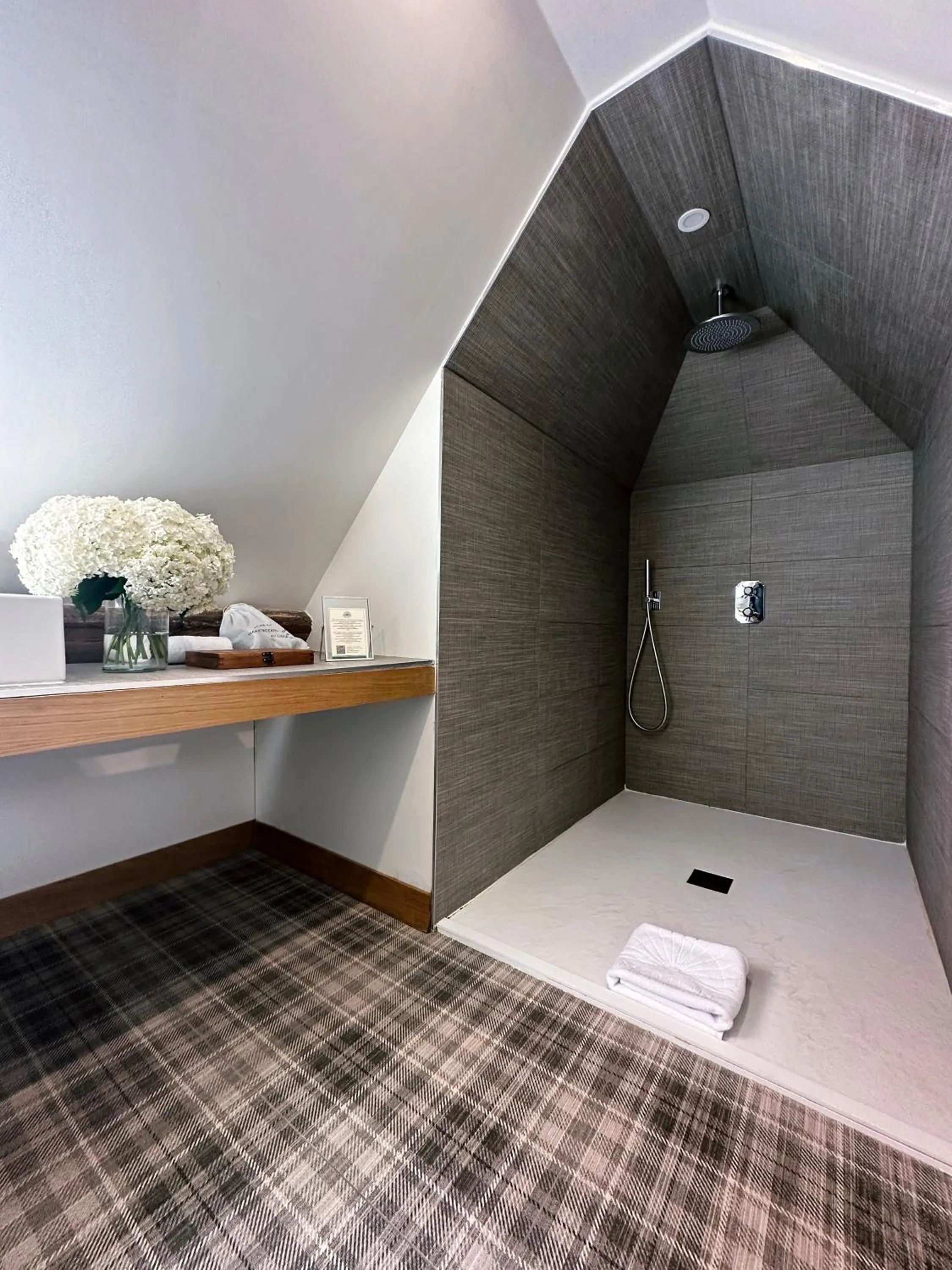 Shower in Moulin de Fourges