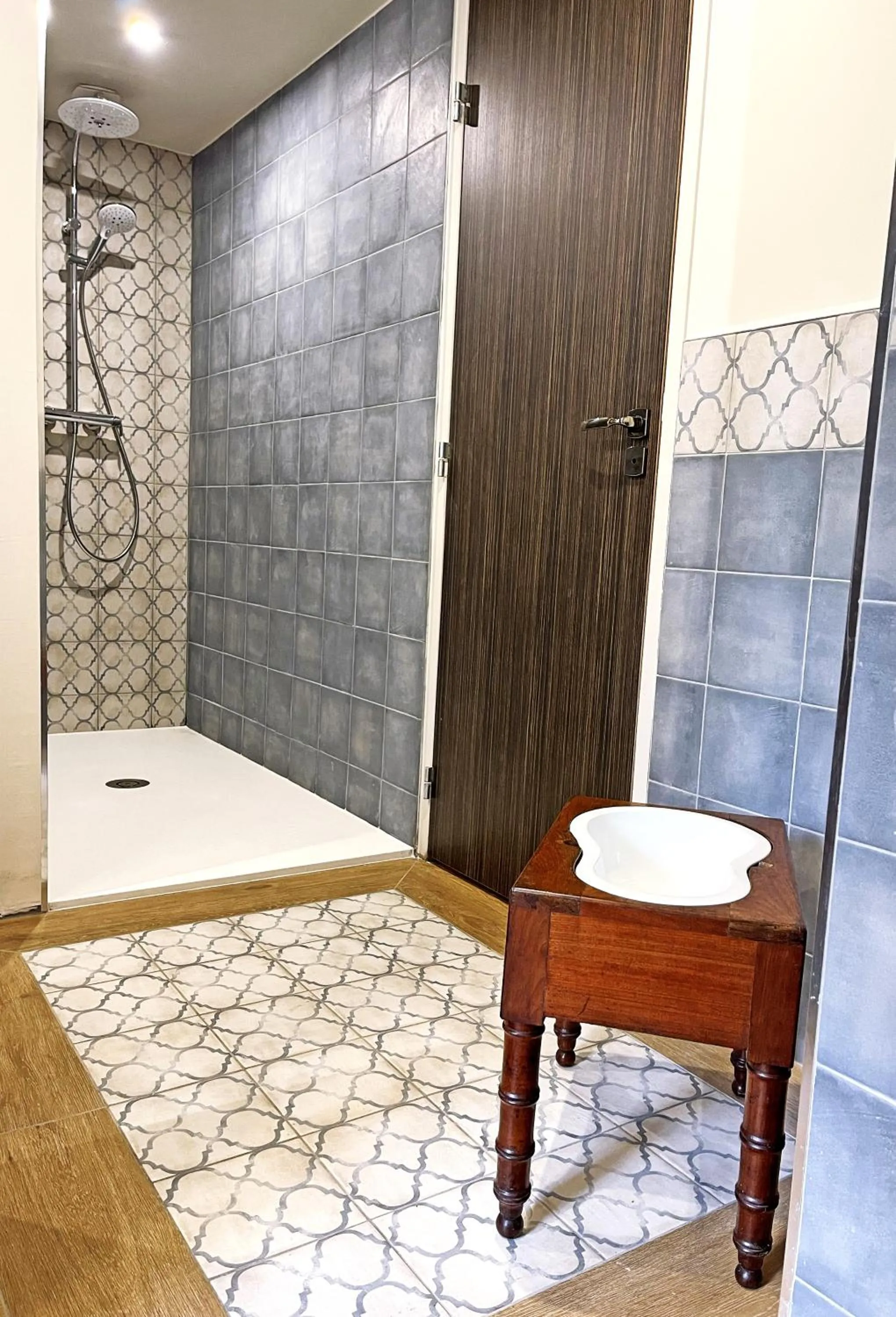 Shower in Moulin de Fourges