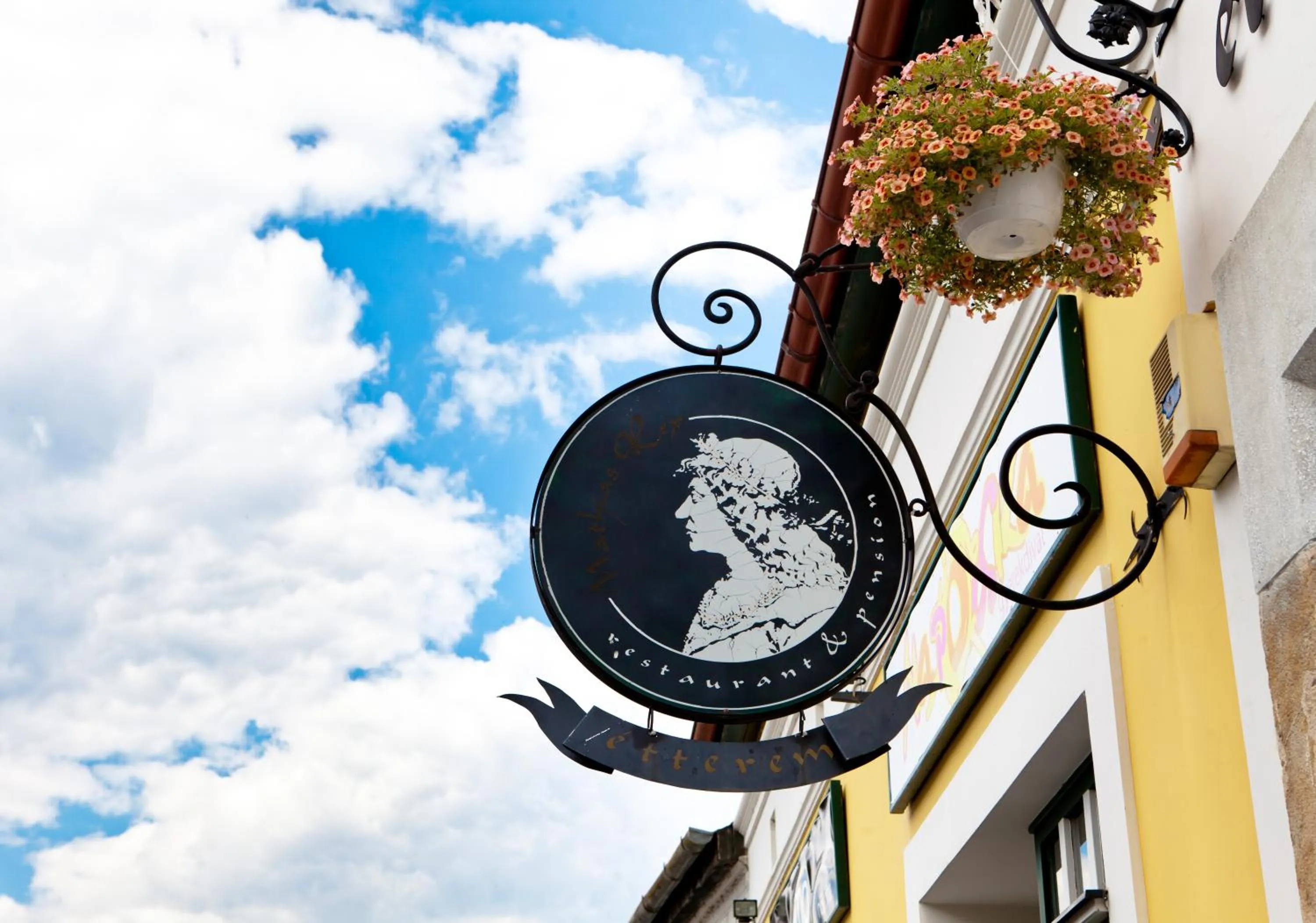 Facade/entrance in Mathias Rex