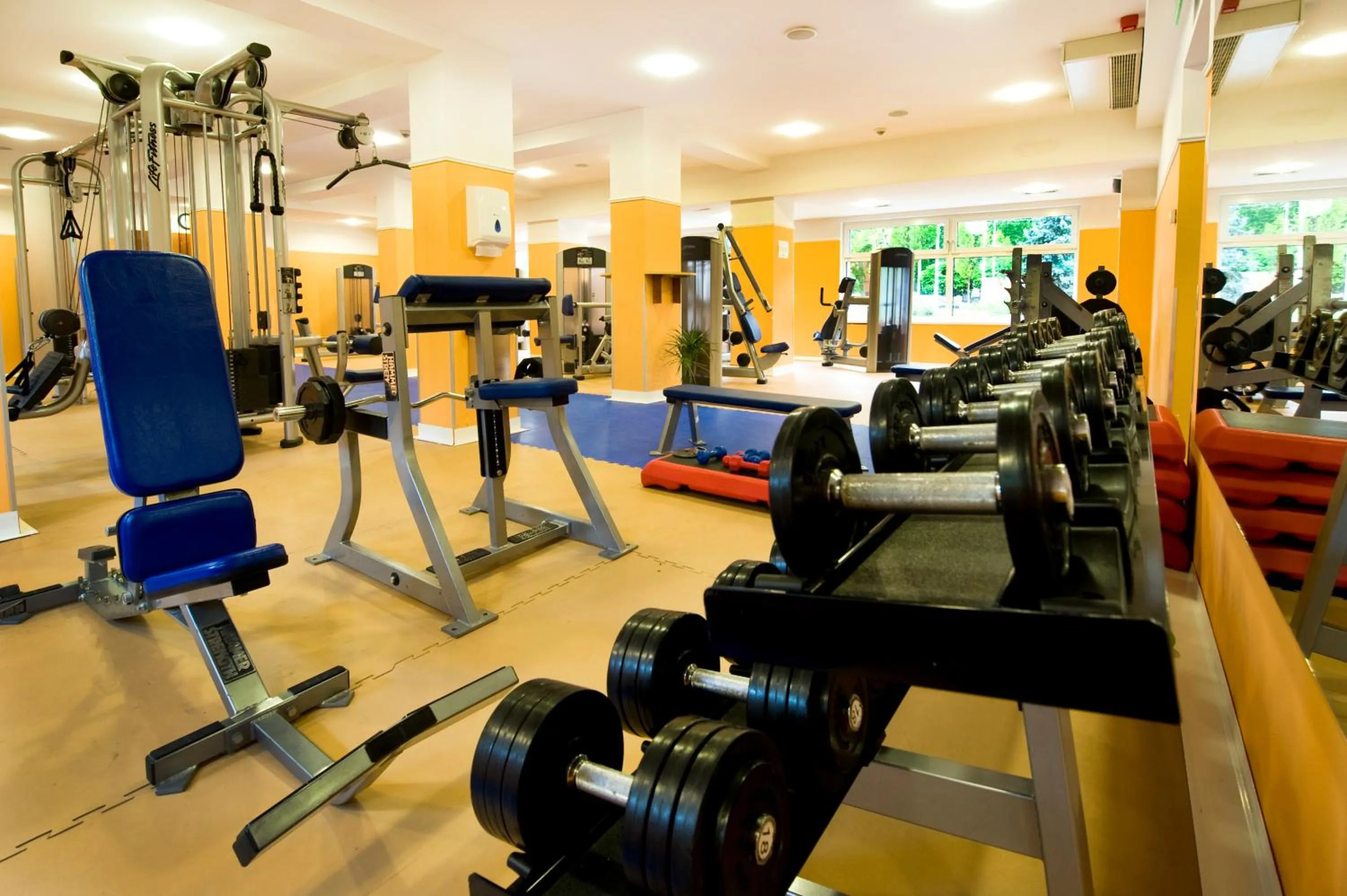 Fitness centre/facilities in Holiday Beach Budapest Hotel