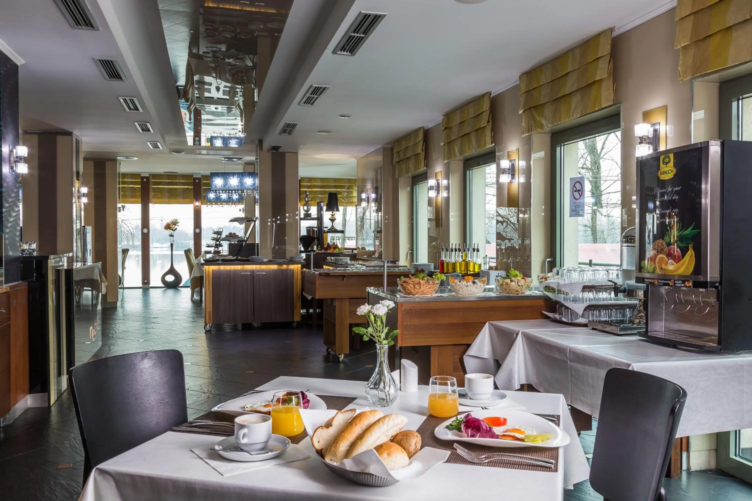 Restaurant/places to eat in Holiday Beach Budapest Hotel