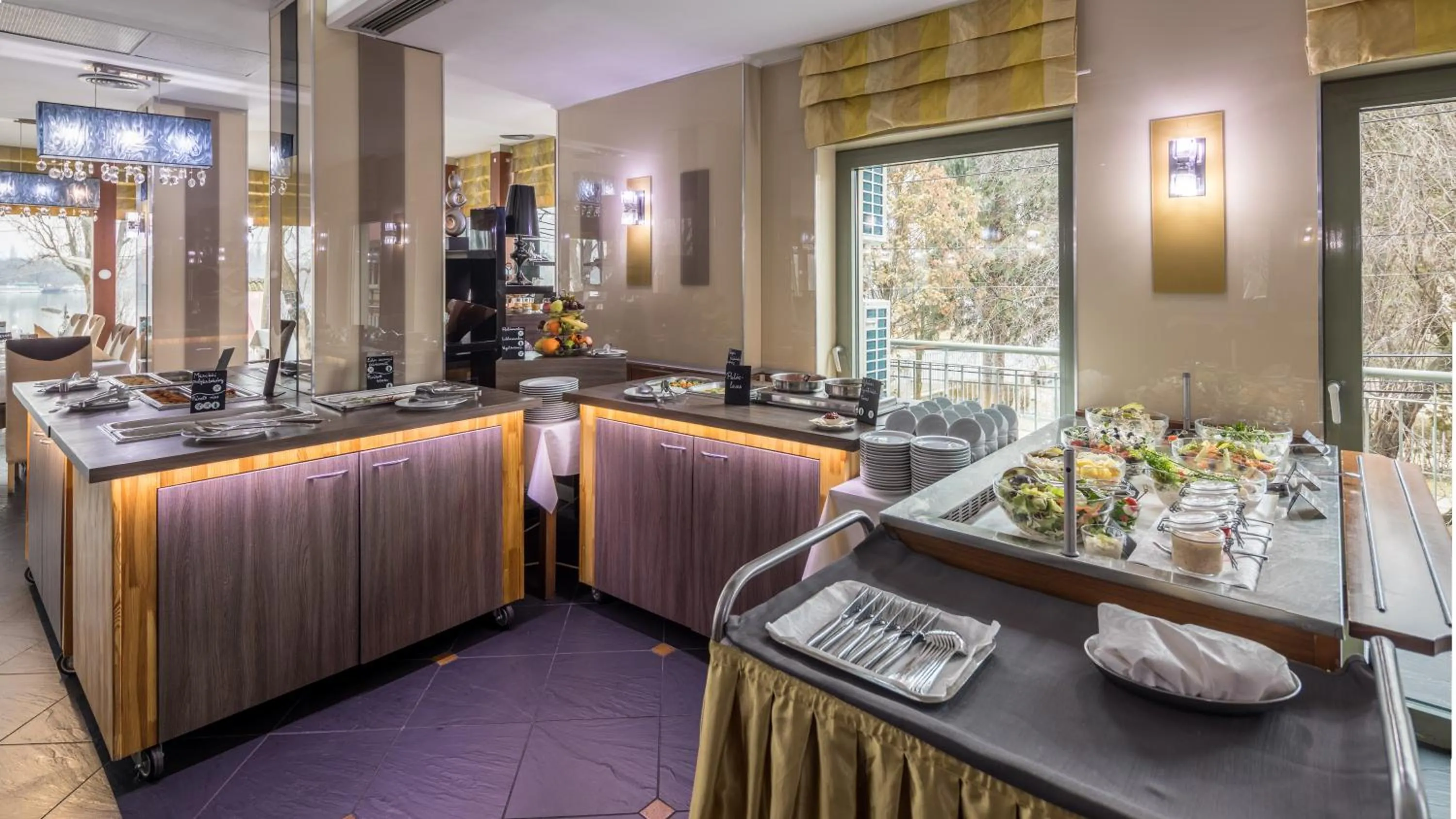 Restaurant/places to eat in Holiday Beach Budapest Hotel