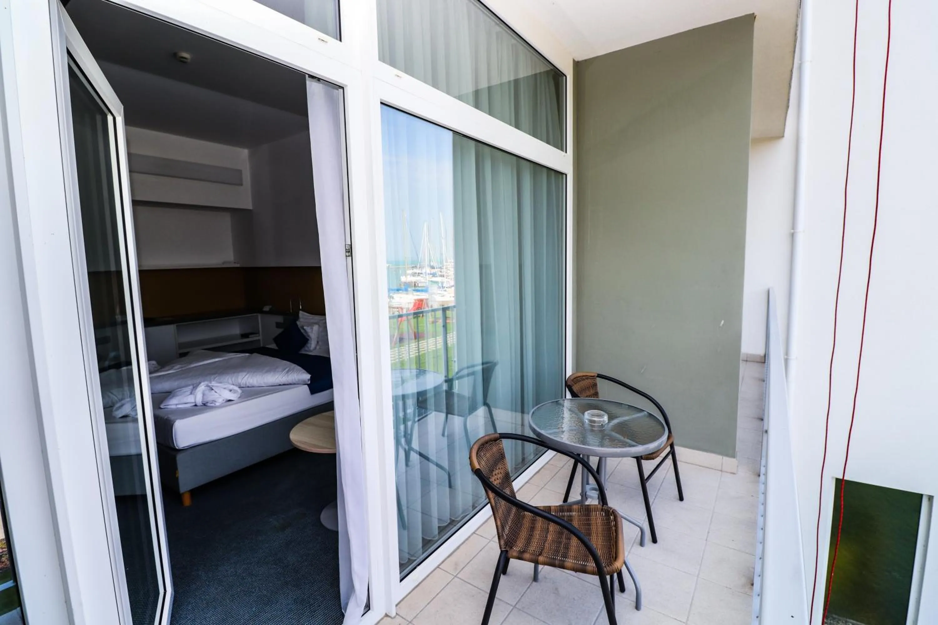 Balcony/Terrace, Bed in Hotel Yacht Wellness & Business