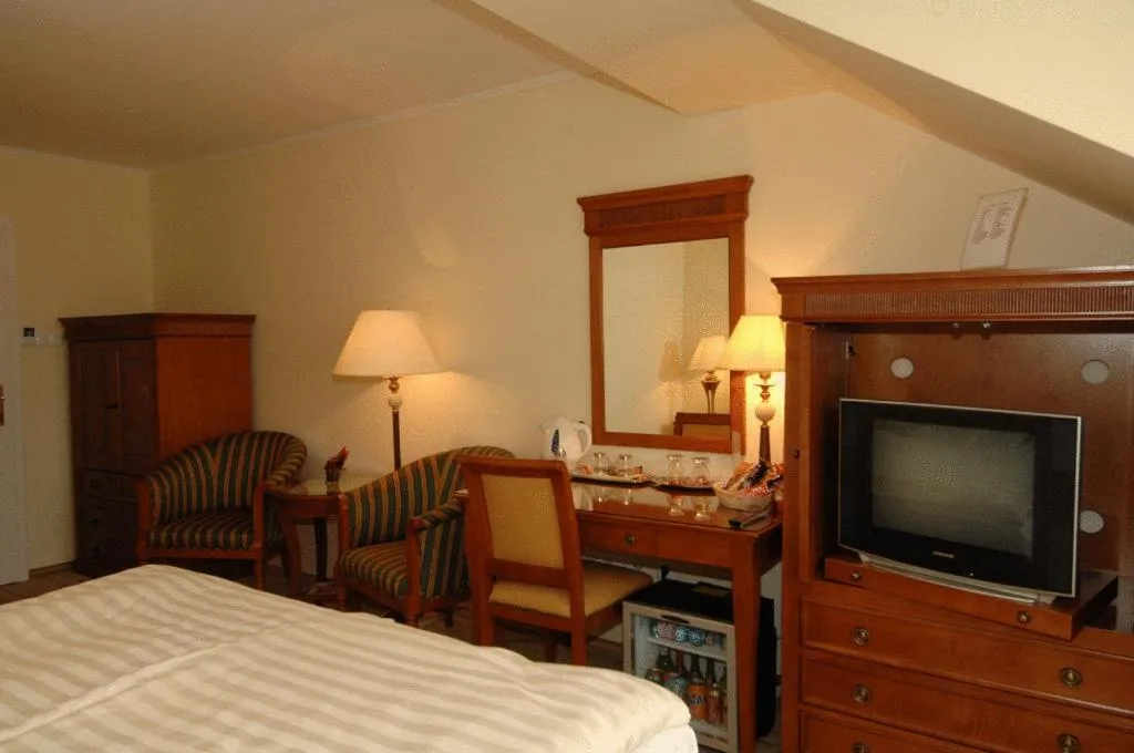 TV and multimedia, Bed in Hotel Romantik Eger