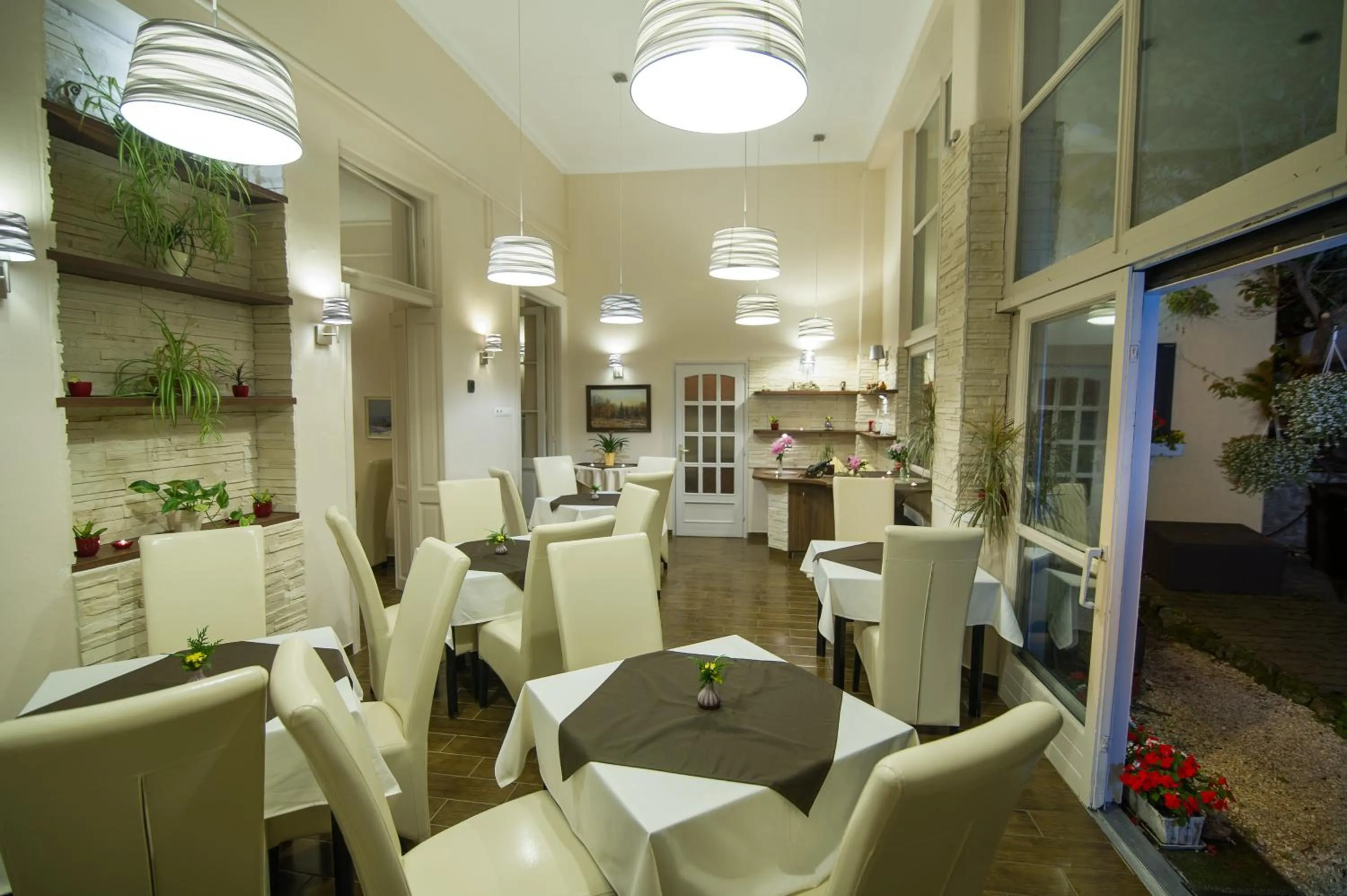 Restaurant/places to eat in Hotel Romantik Eger