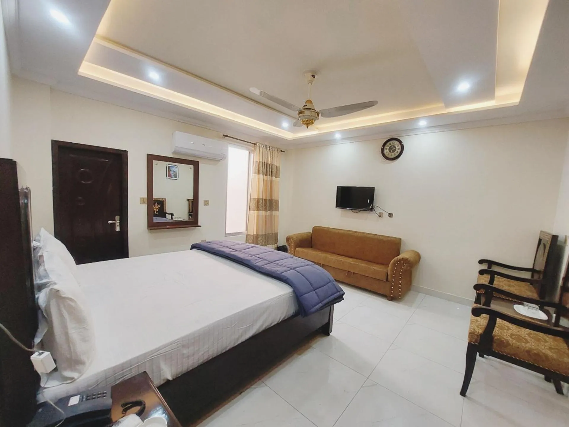 Photo of the whole room, Bed in Hotel White Pearl