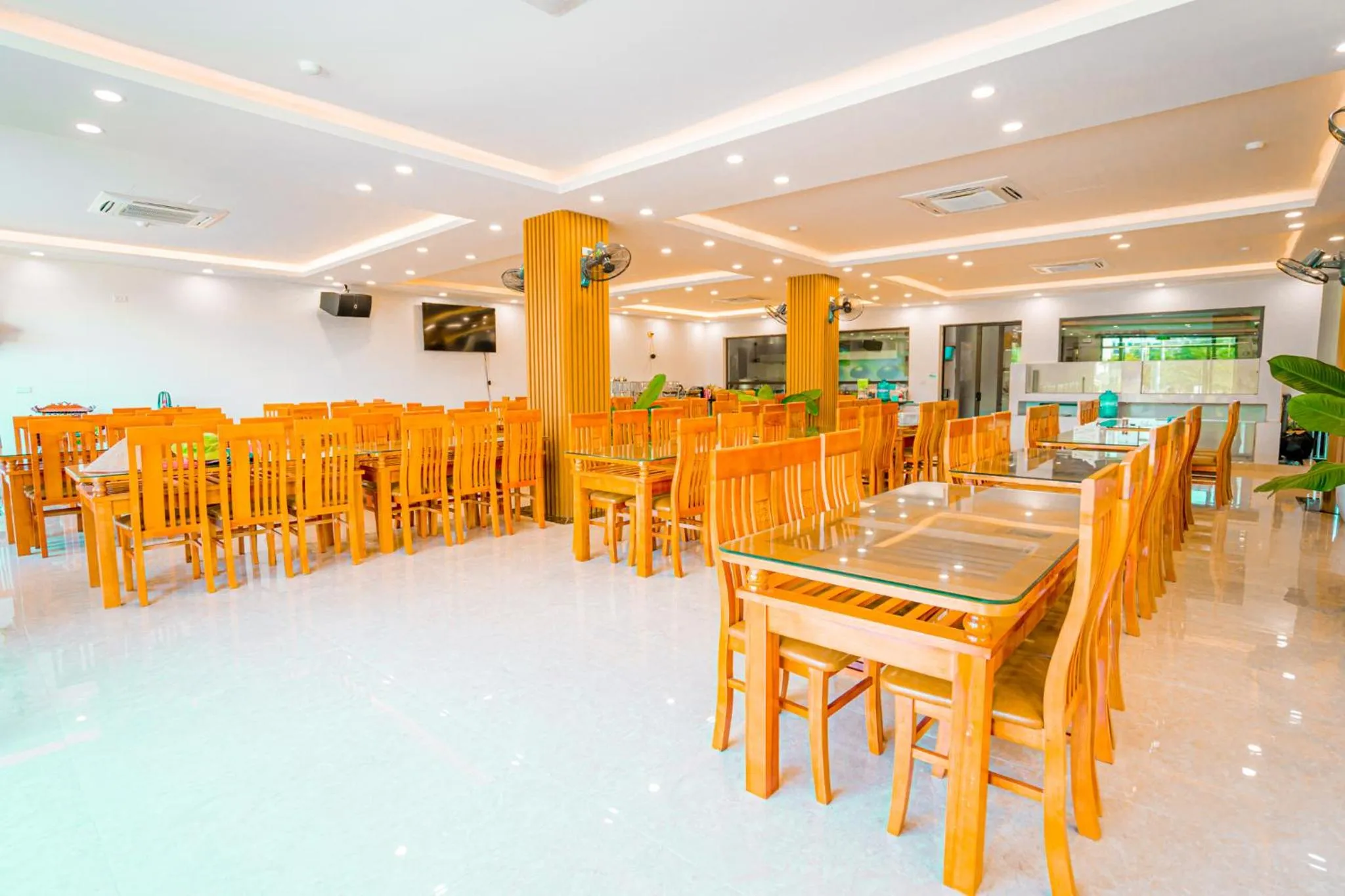 Restaurant/places to eat in QUANG VINH HOTEL