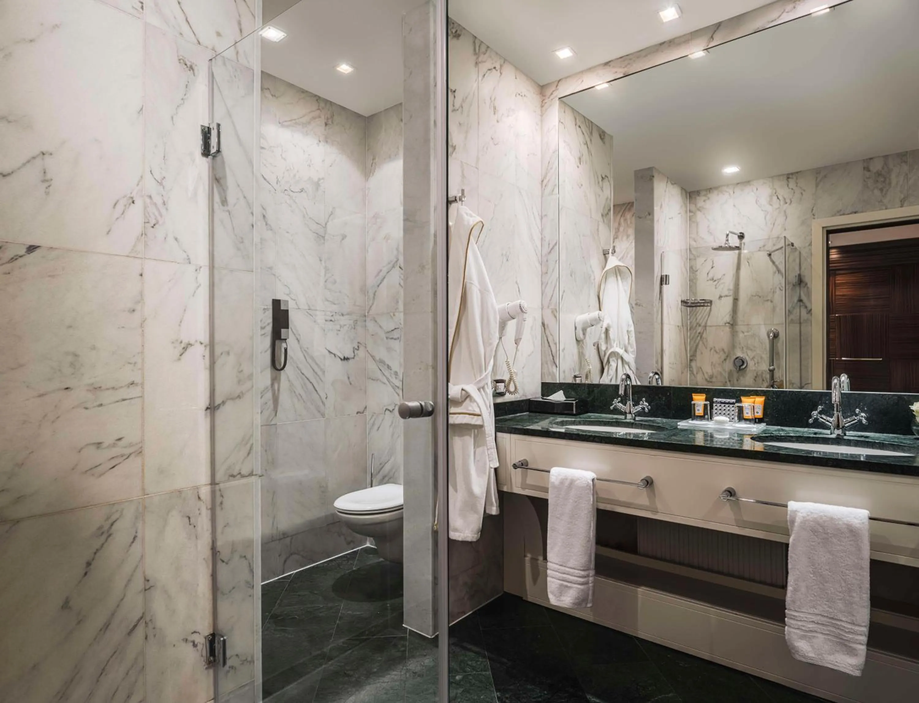 Bathroom in Anantara New York Palace Budapest - A Leading Hotel of the World