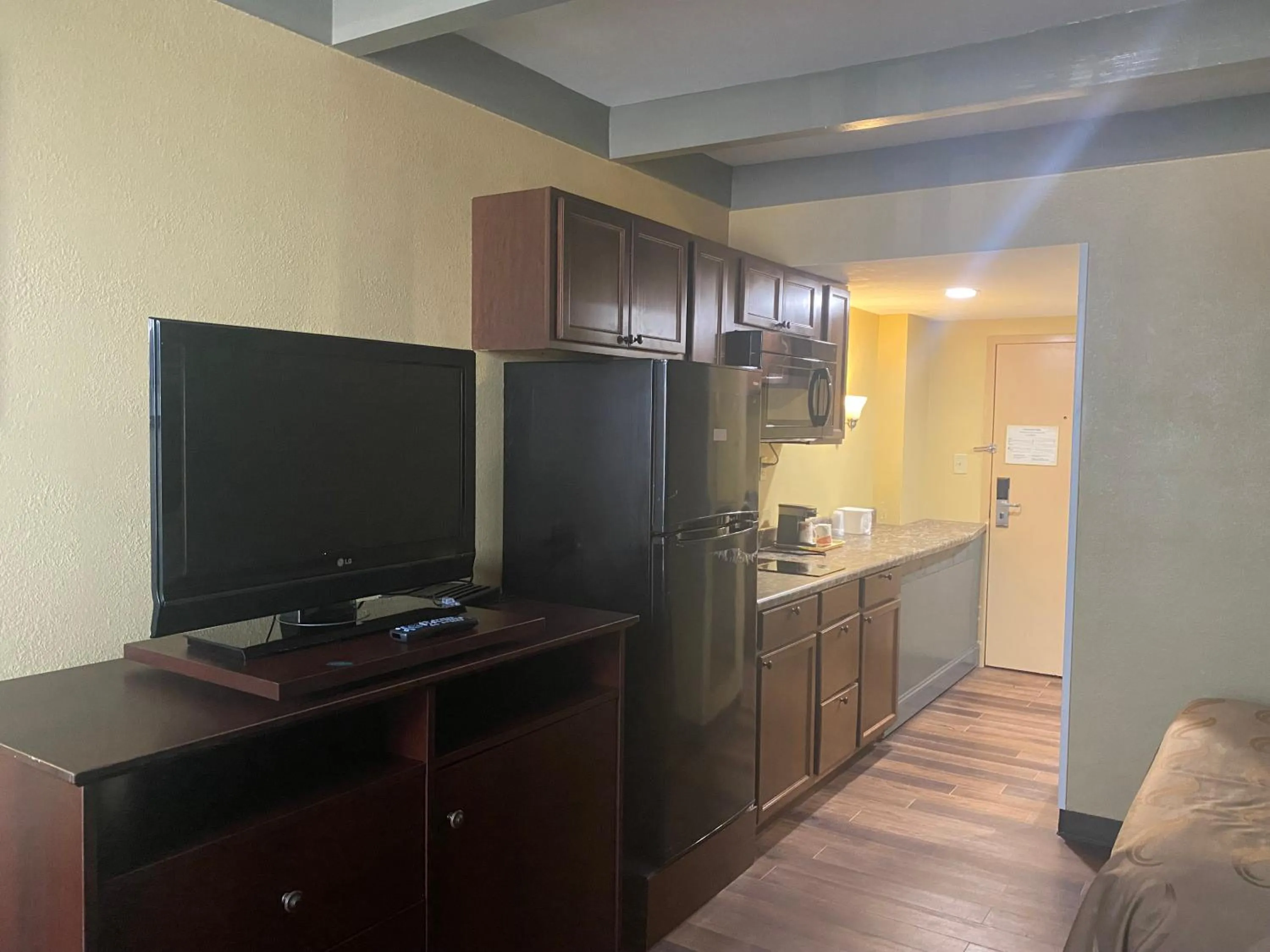 Kitchen or kitchenette in Suburban Studios Buffalo Airport