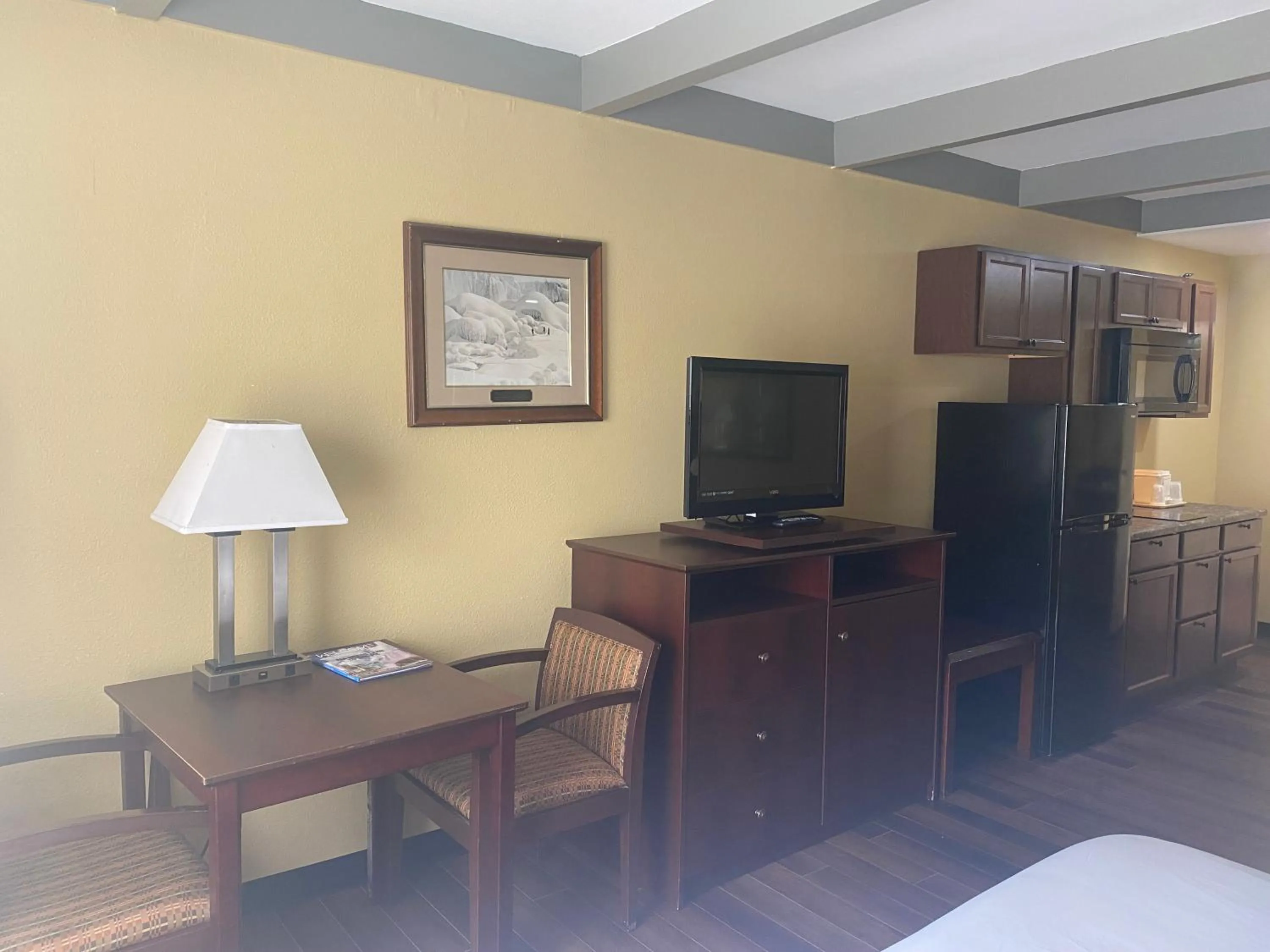 Seating area in Suburban Studios Buffalo Airport