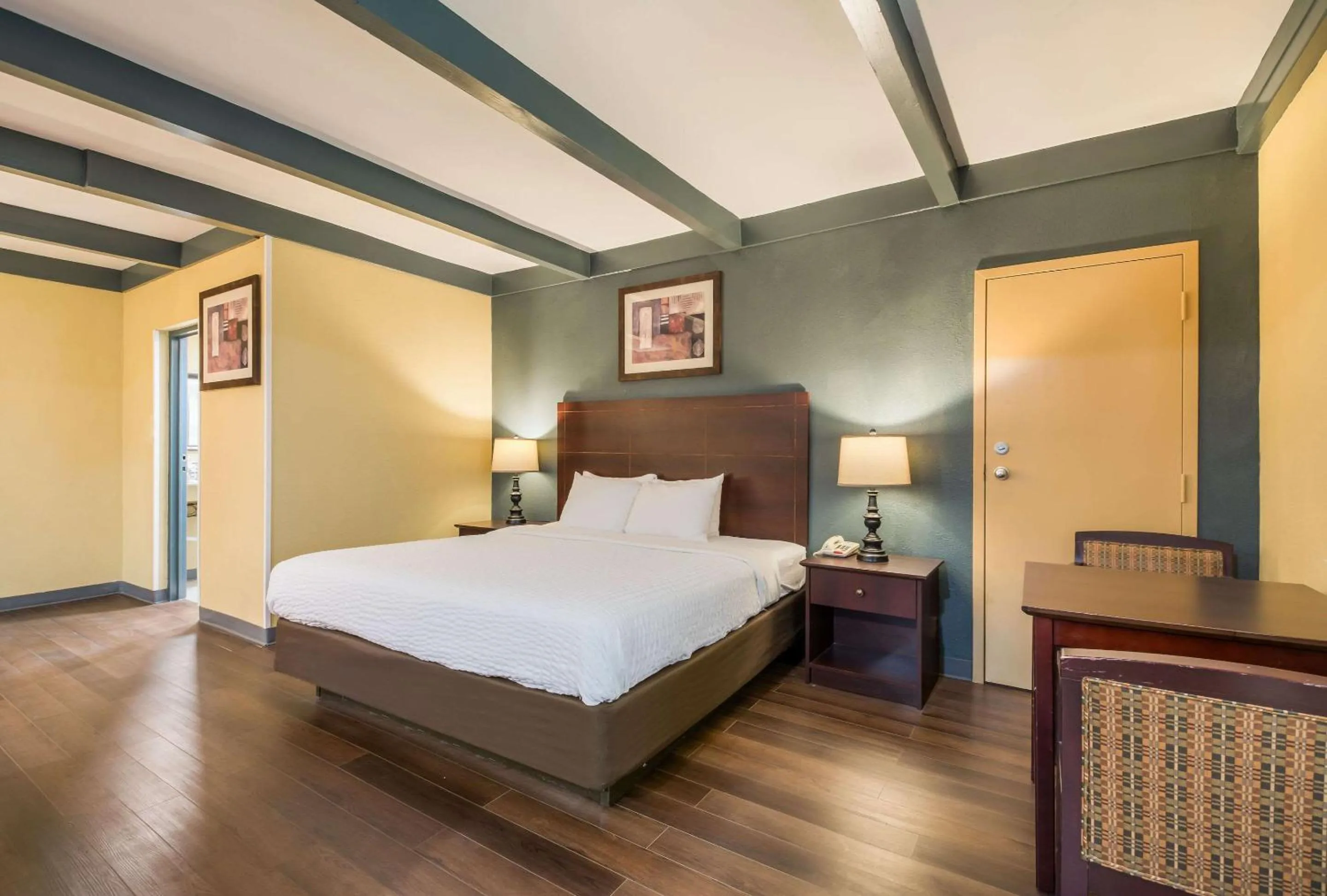 Bedroom in Suburban Studios Buffalo Airport