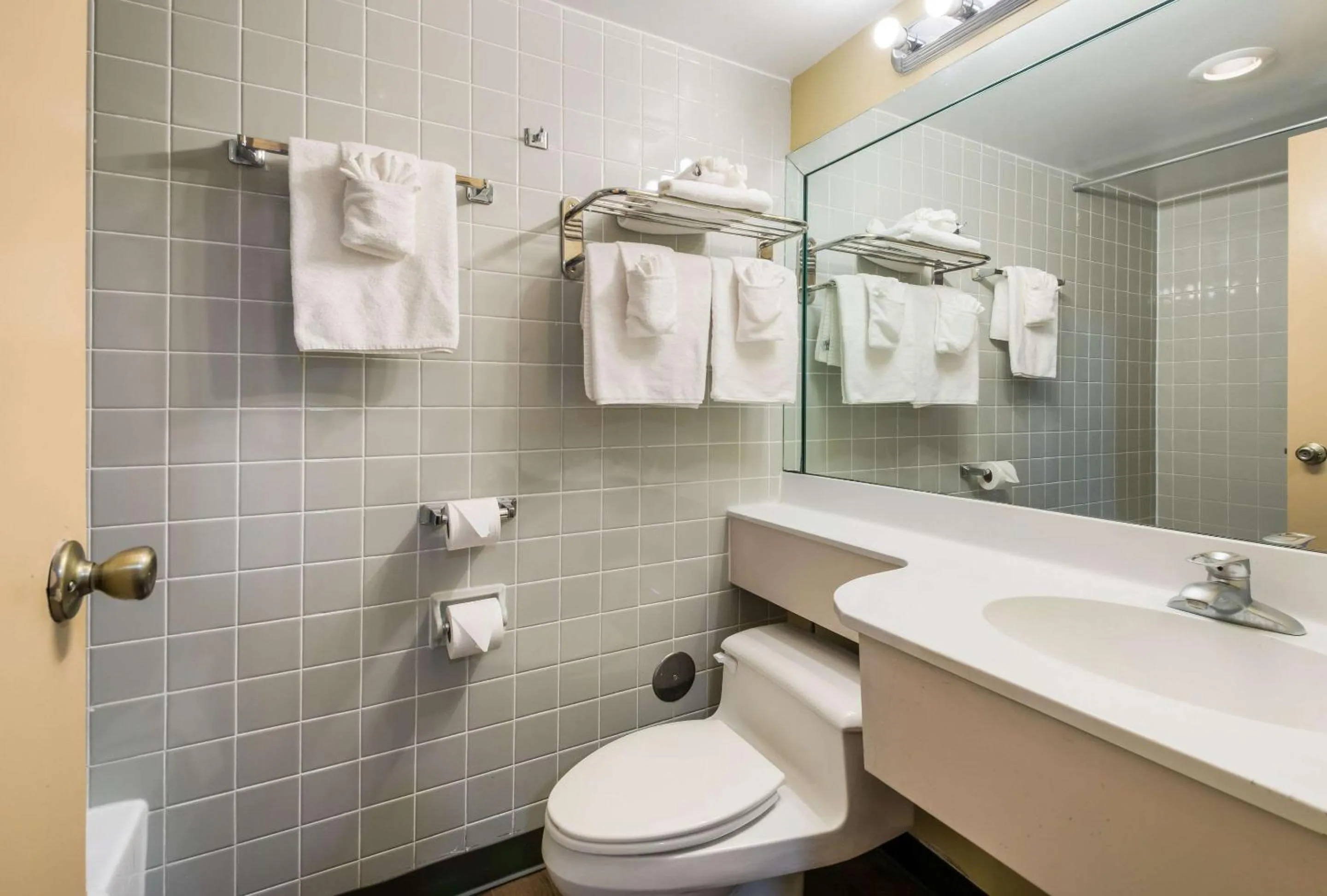 Bathroom in Suburban Studios Buffalo Airport