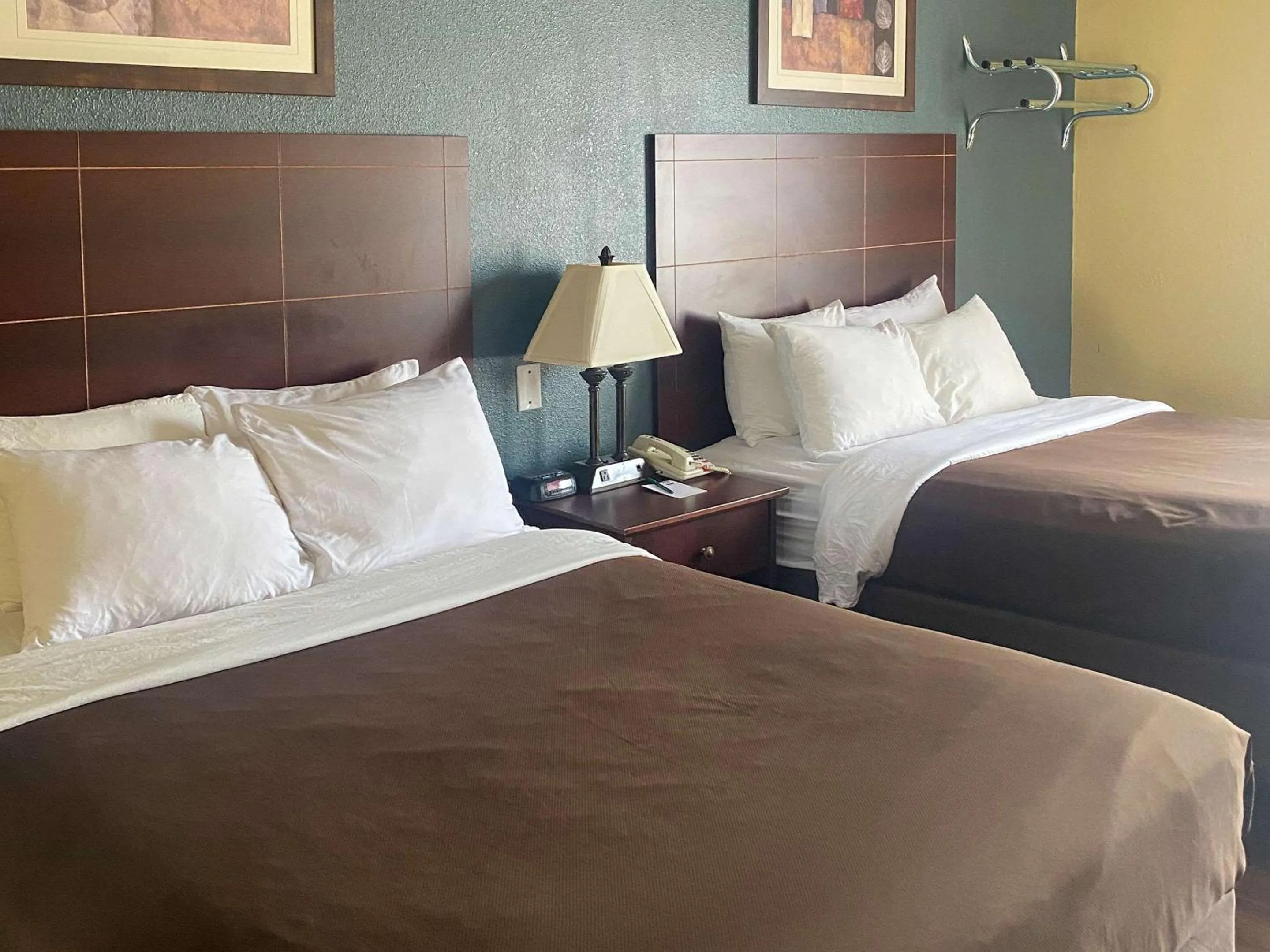 Bedroom in Suburban Studios Buffalo Airport