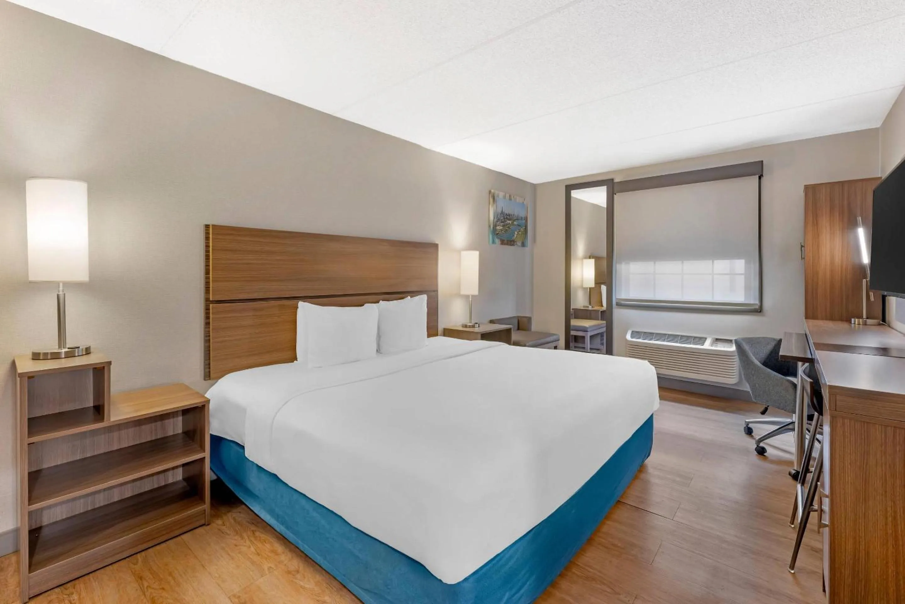 Bedroom, Bed in MainStay Suites Oakbrook Terrace - Chicago