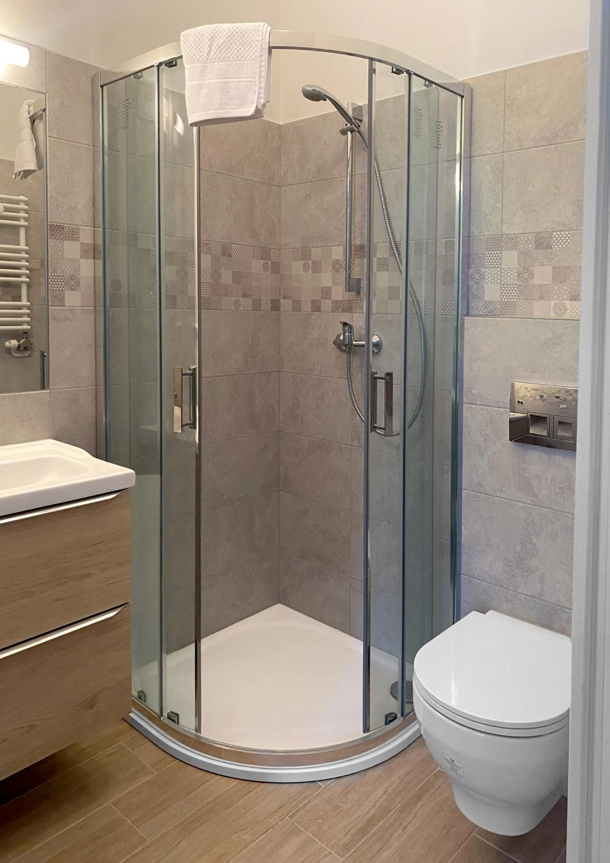 Shower in Starowiślna 41-43 by PI Apartments