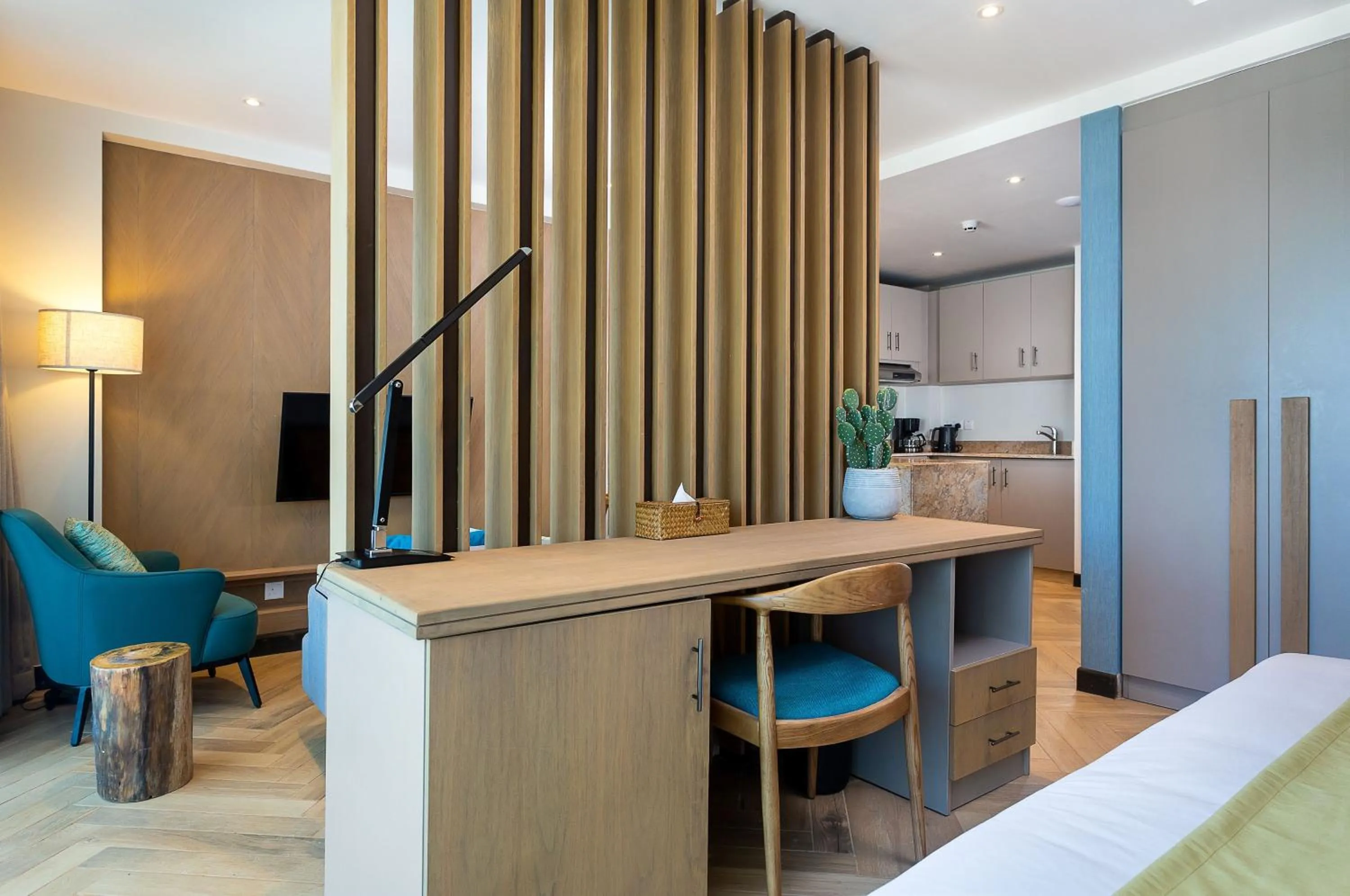 TV and multimedia in Ulwazi Place Hotel by Trianum