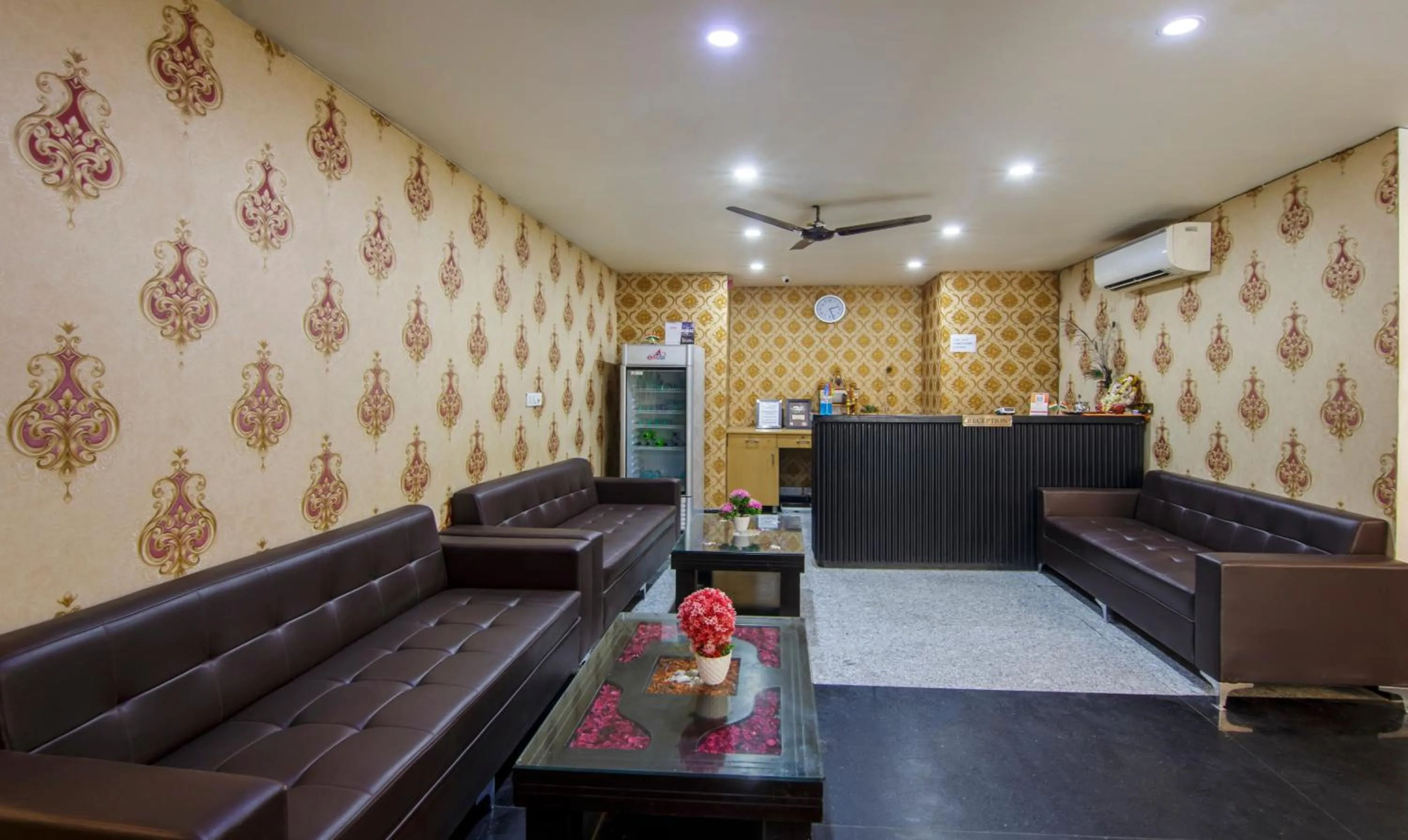 Lobby or reception in Treebo Noida Express