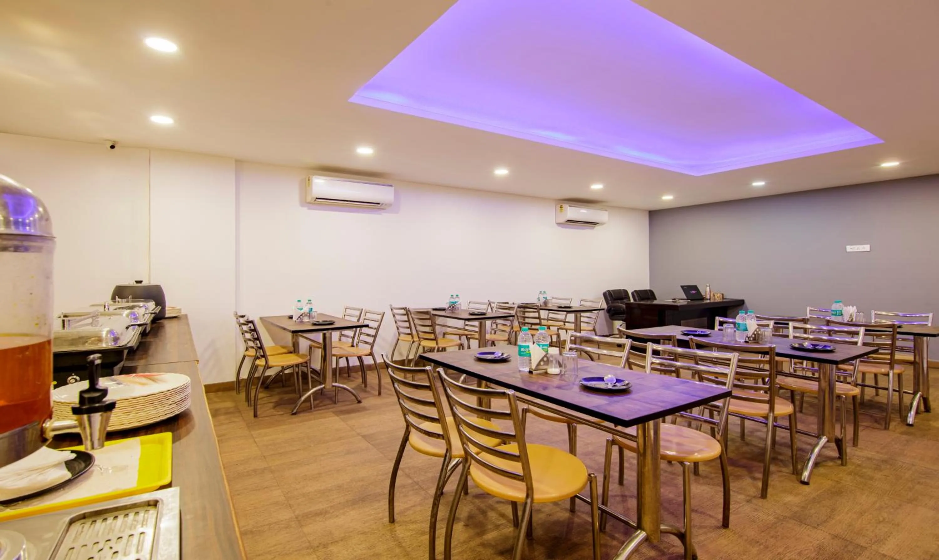 Dining area in Treebo Noida Express