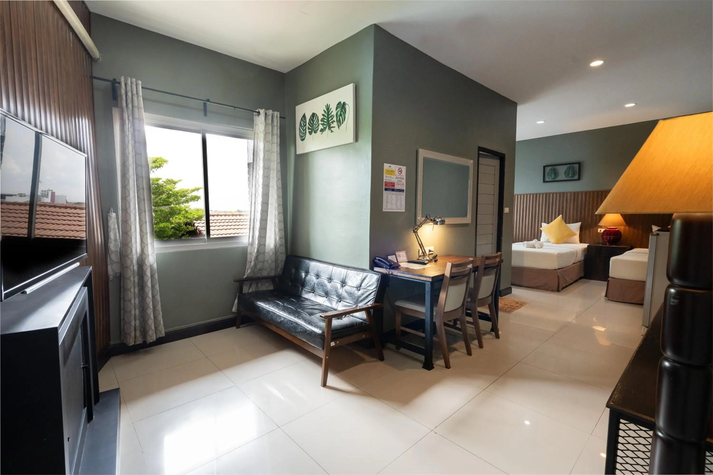 Seating area, Bed in The Palm Hotel