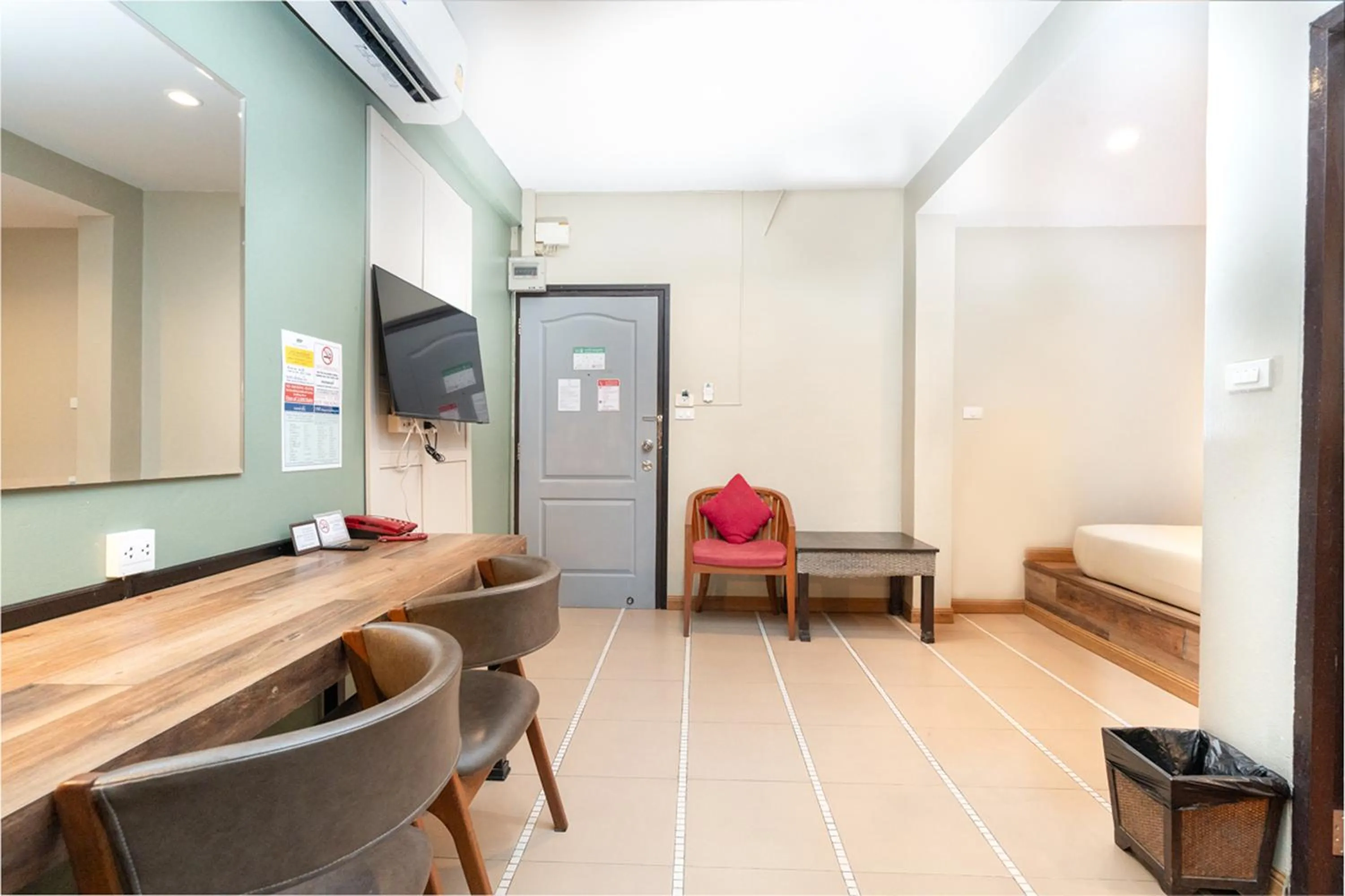 TV and multimedia in The Palm Hotel