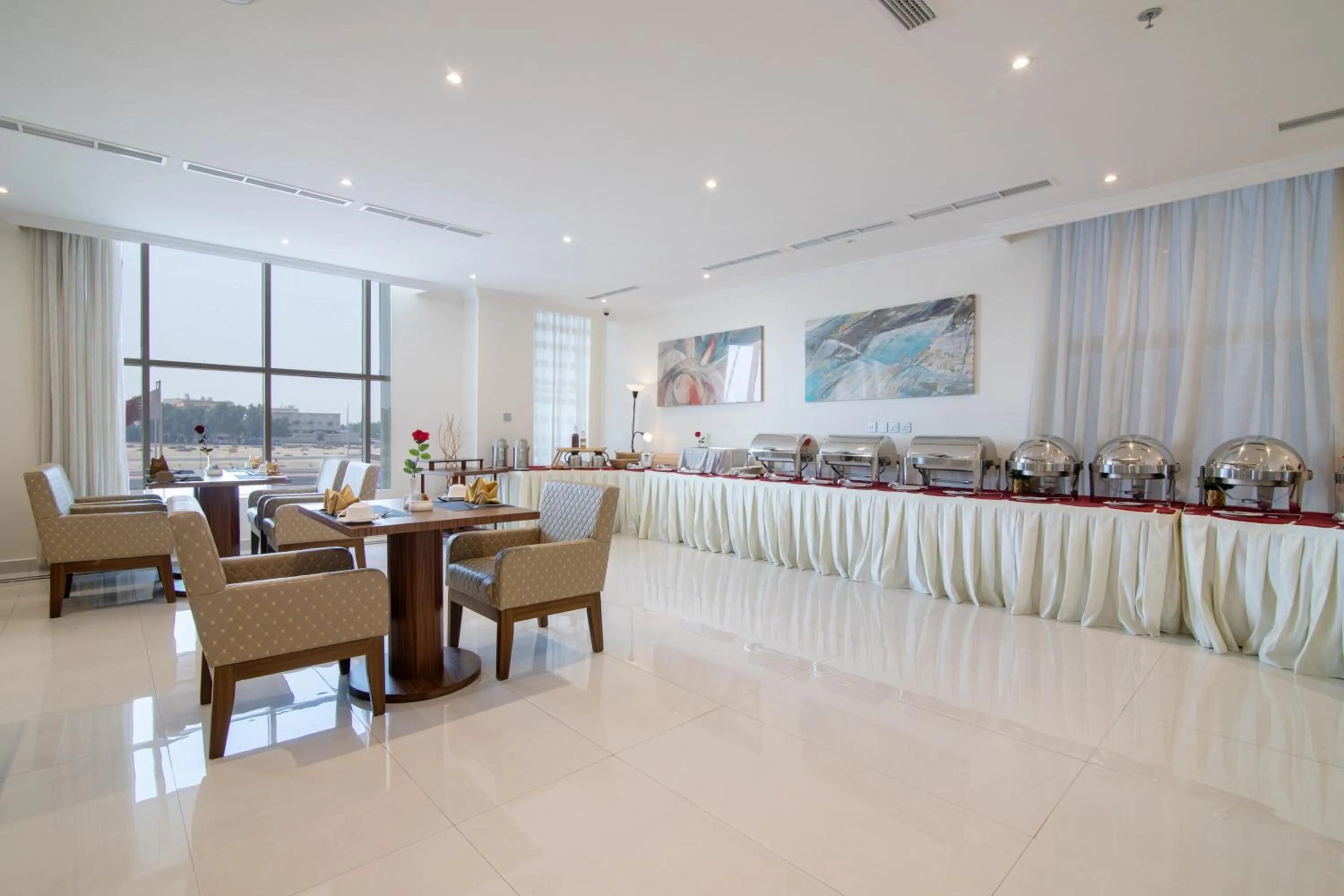 Restaurant/places to eat in The Gate Hotel and Apartments