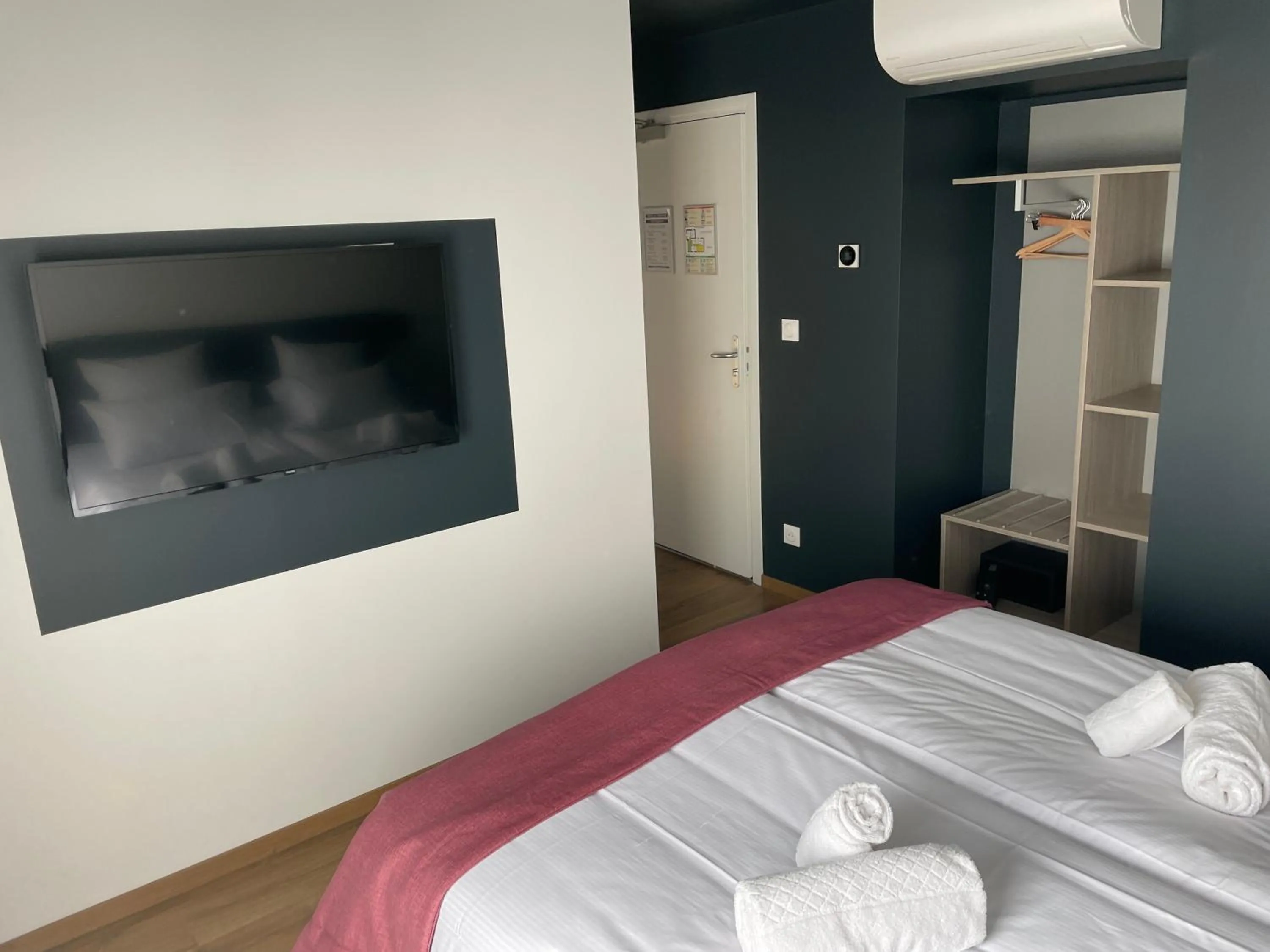 Bed, TV/Entertainment Center in Hôtel & Spa du Tremplin