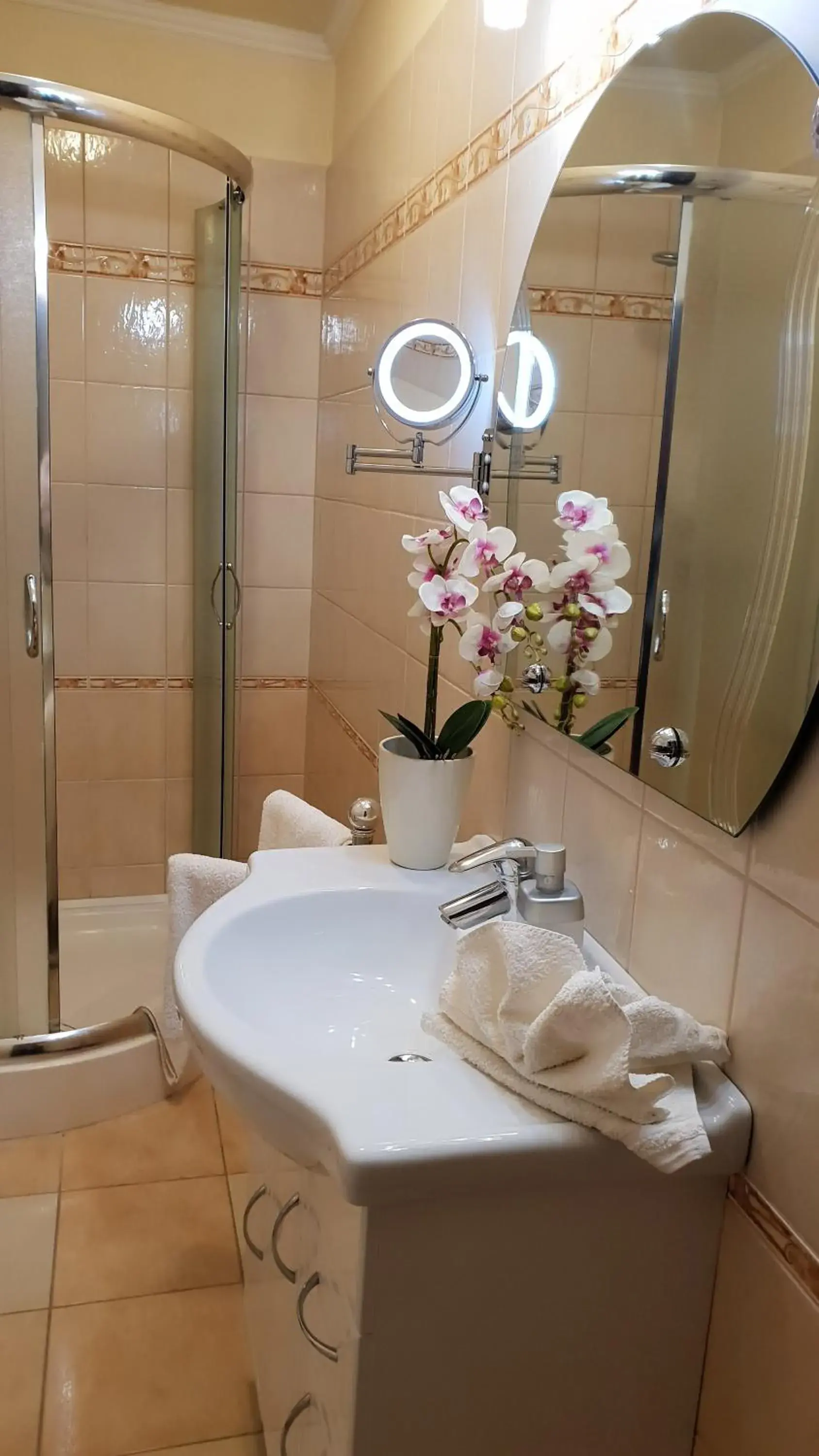 Deluxe Double Room with Two Double Beds in Hotel Isabell Győr Deluxe Double Room with Two Double Beds in Hotel Isabell Győr