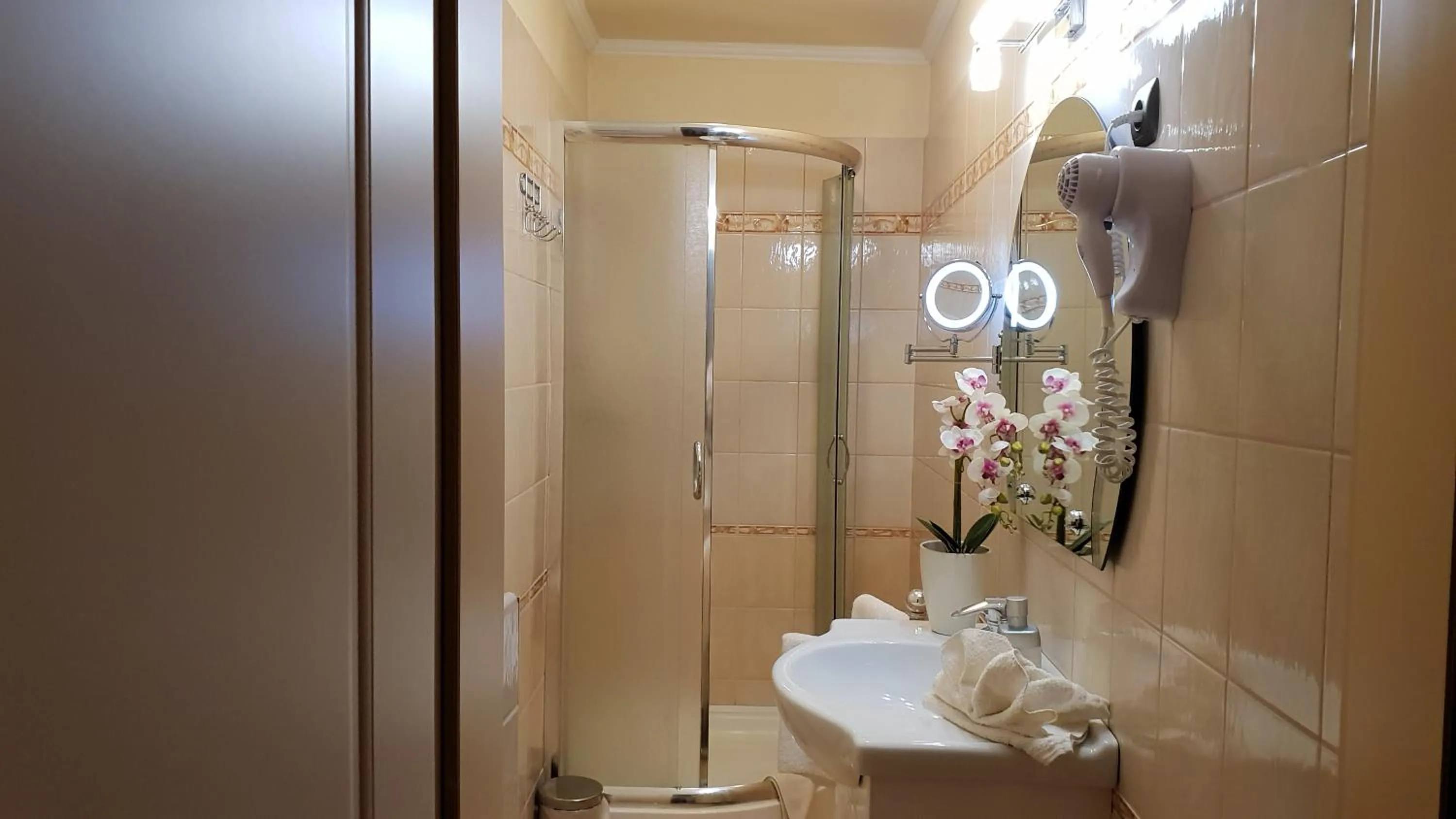 Shower in Hotel Isabell Győr