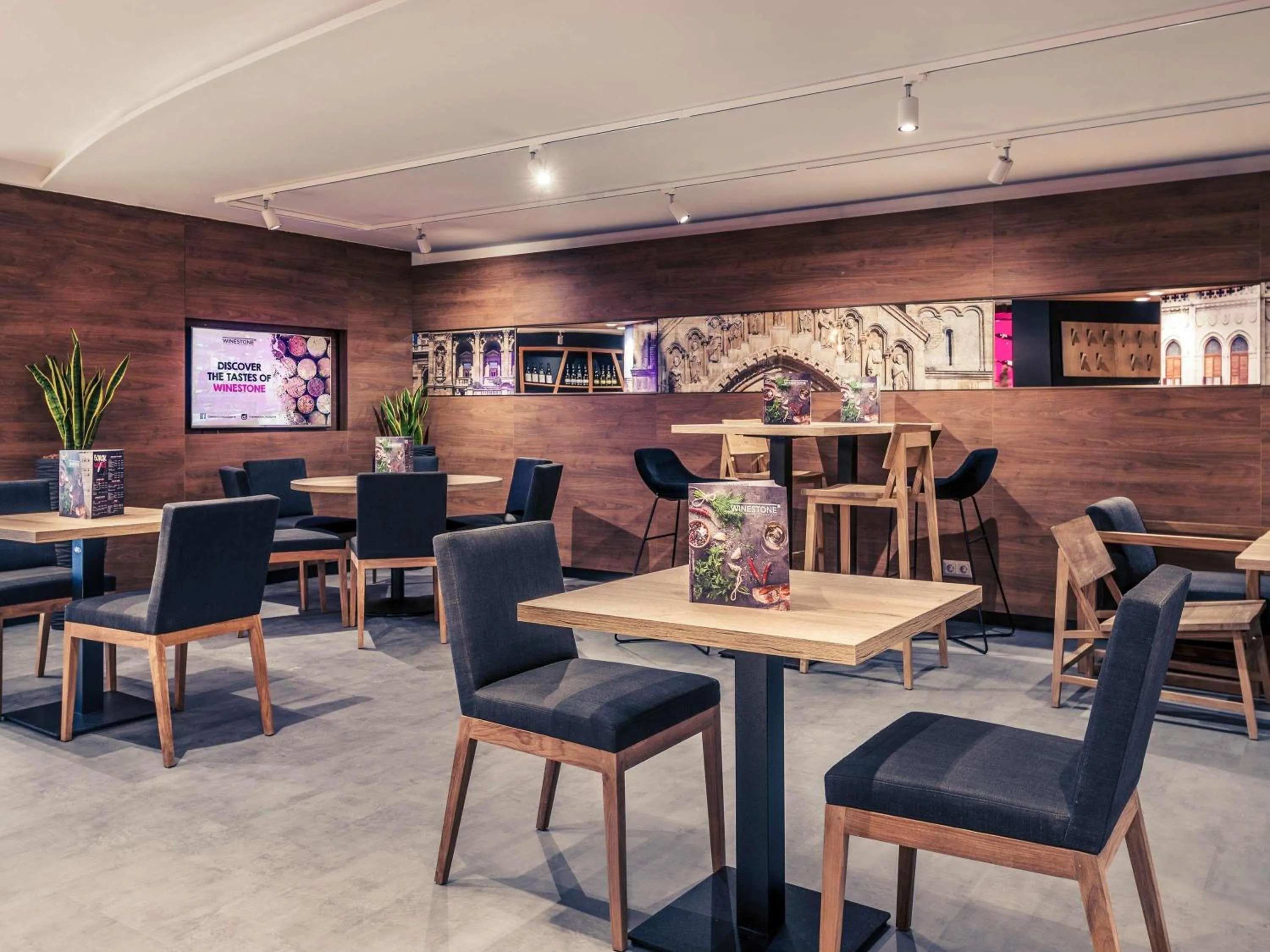 Lounge or bar in Mercure Budapest City Center