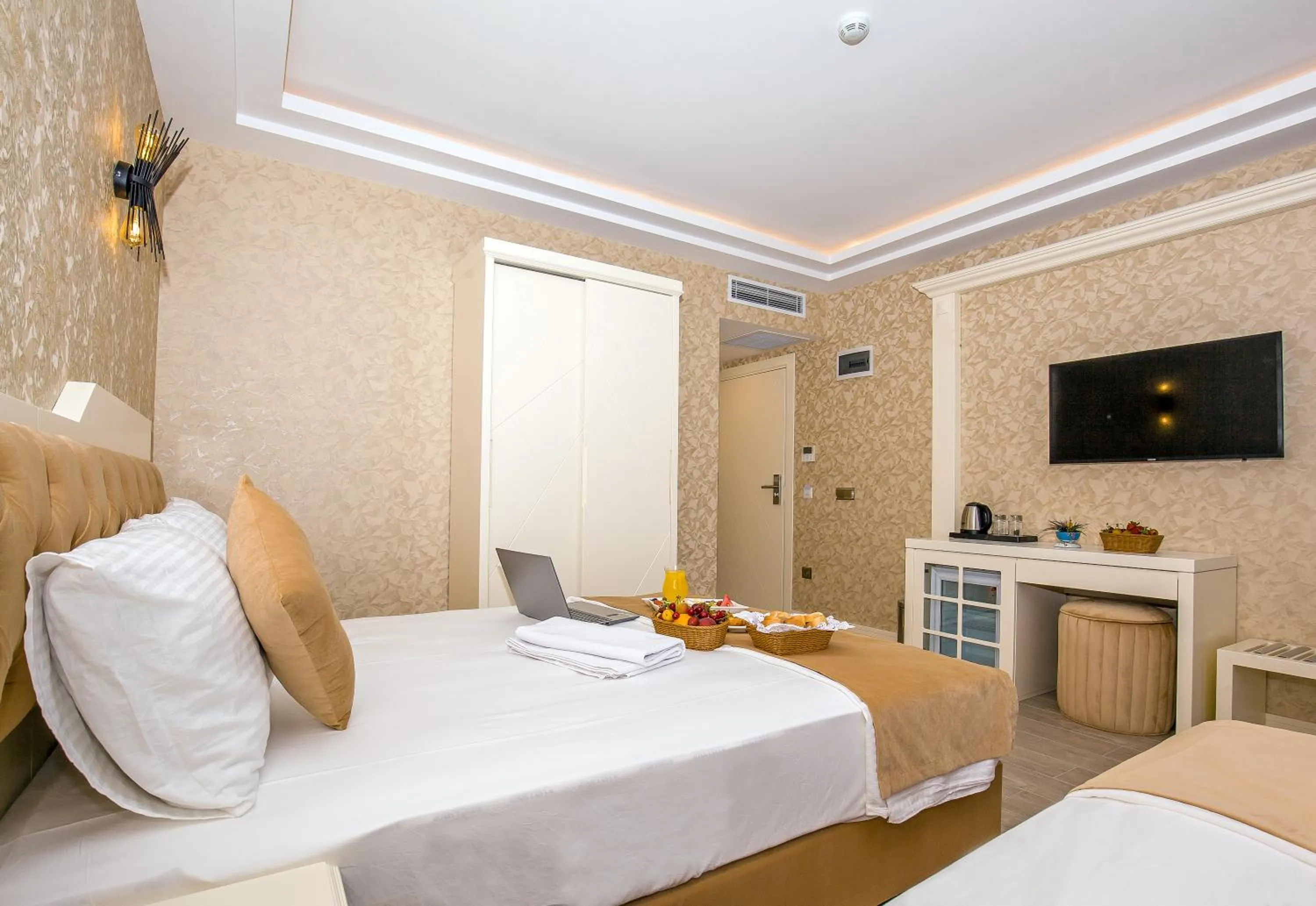 Photo of the whole room, Bed in The Lea Hotel