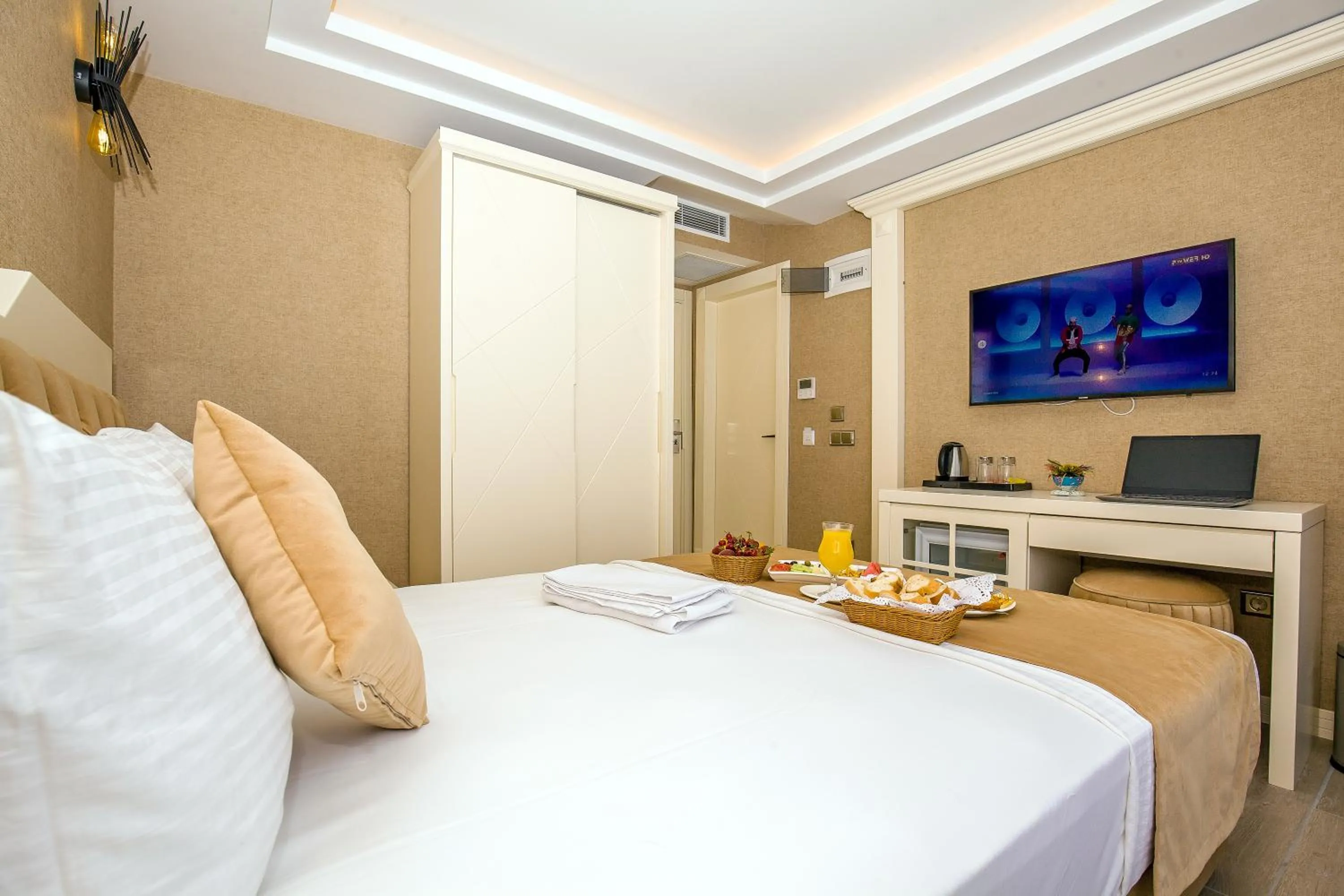 Photo of the whole room, Bed in The Lea Hotel