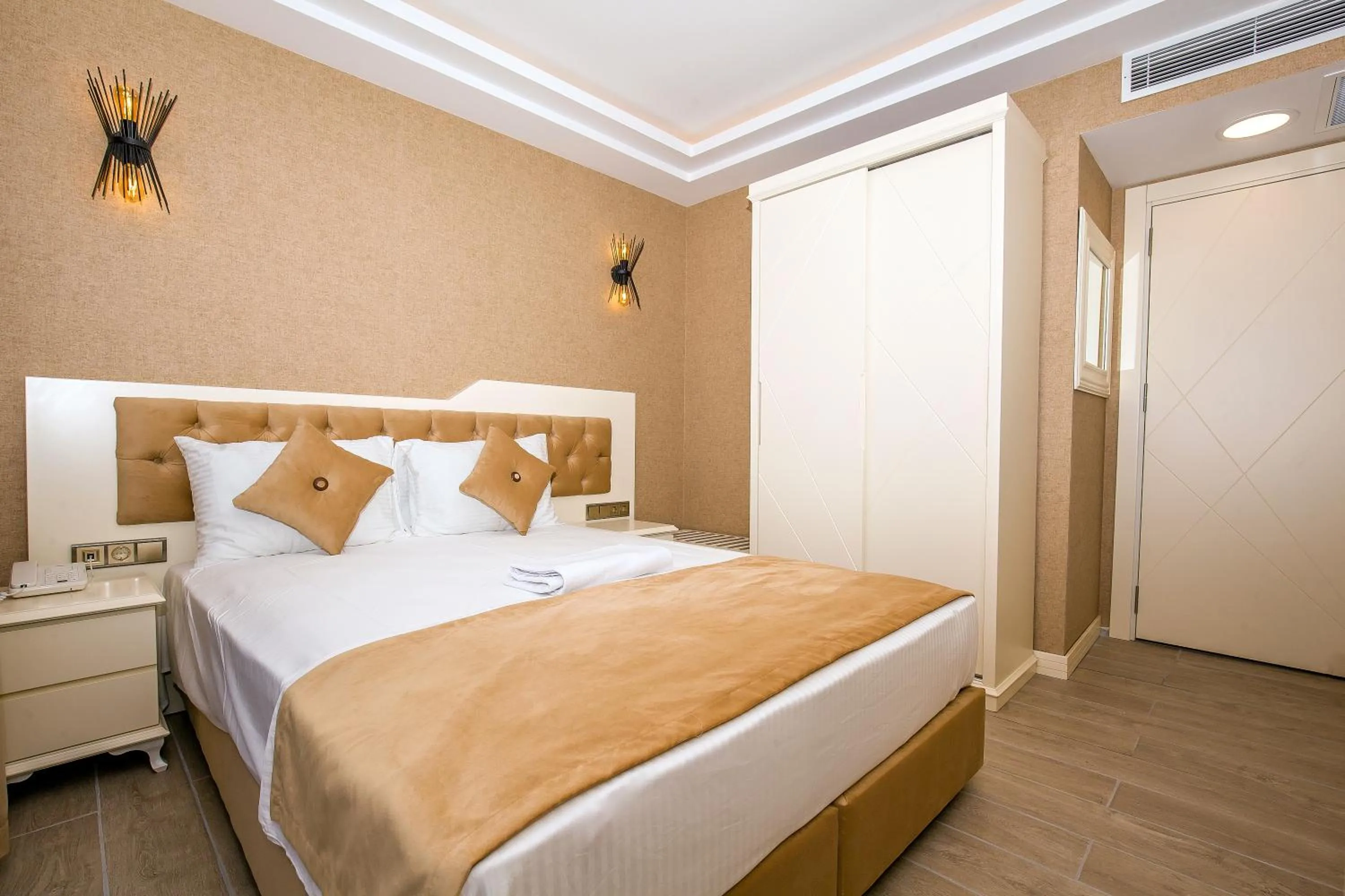 Photo of the whole room, Bed in The Lea Hotel