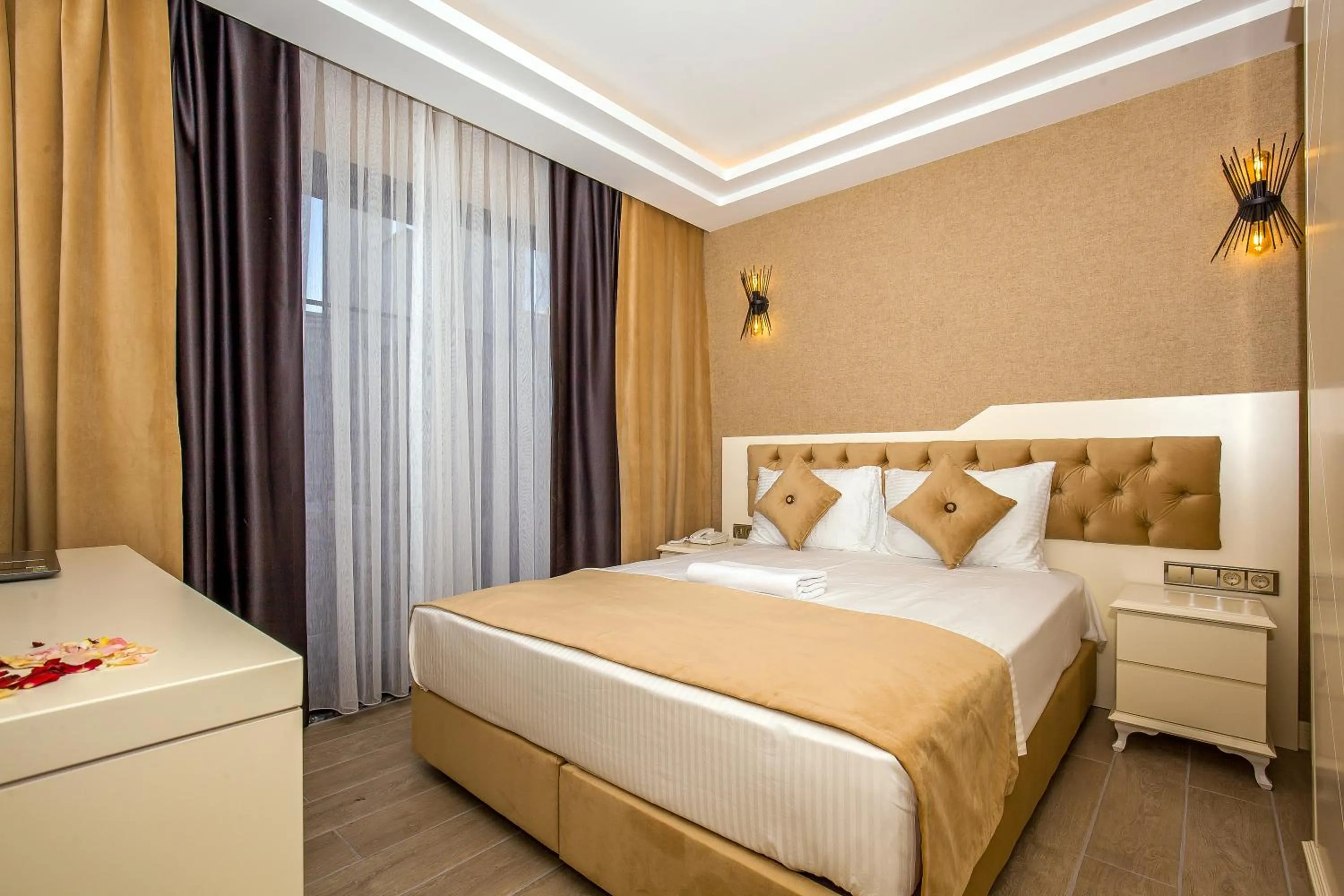 Photo of the whole room, Bed in The Lea Hotel